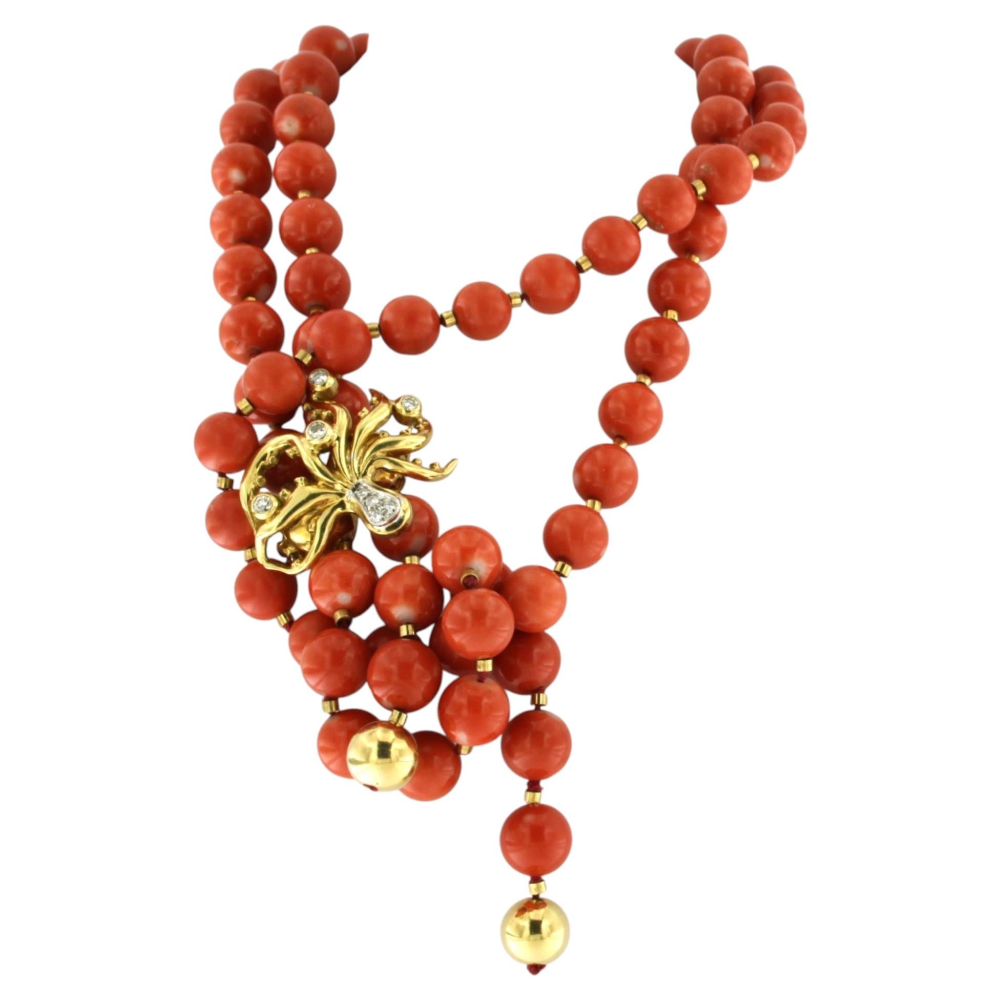Collier de perles de corail et fermoir en or 18 carats serti de diamants taille brillant d'un poids total allant jusqu'à 0,35 ct en vente
