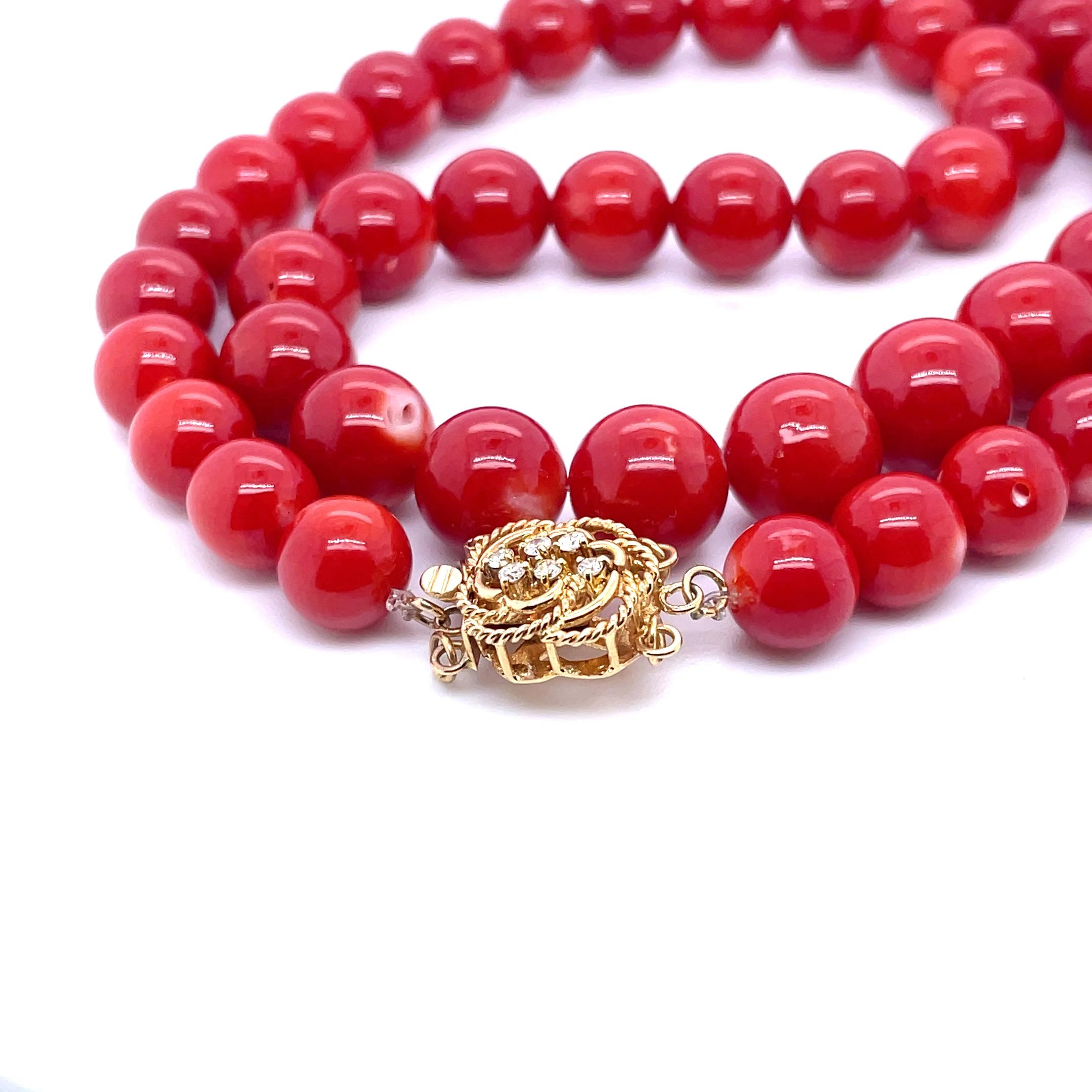 Este precioso collar de cuentas de coral está hecho con 60 cuentas de coral natural, cuidadosamente extraído del mar Mediterráneo, con un peso total de 259,14 quilates. 

El coral se ha valorado durante mucho tiempo por sus propiedades protectoras y