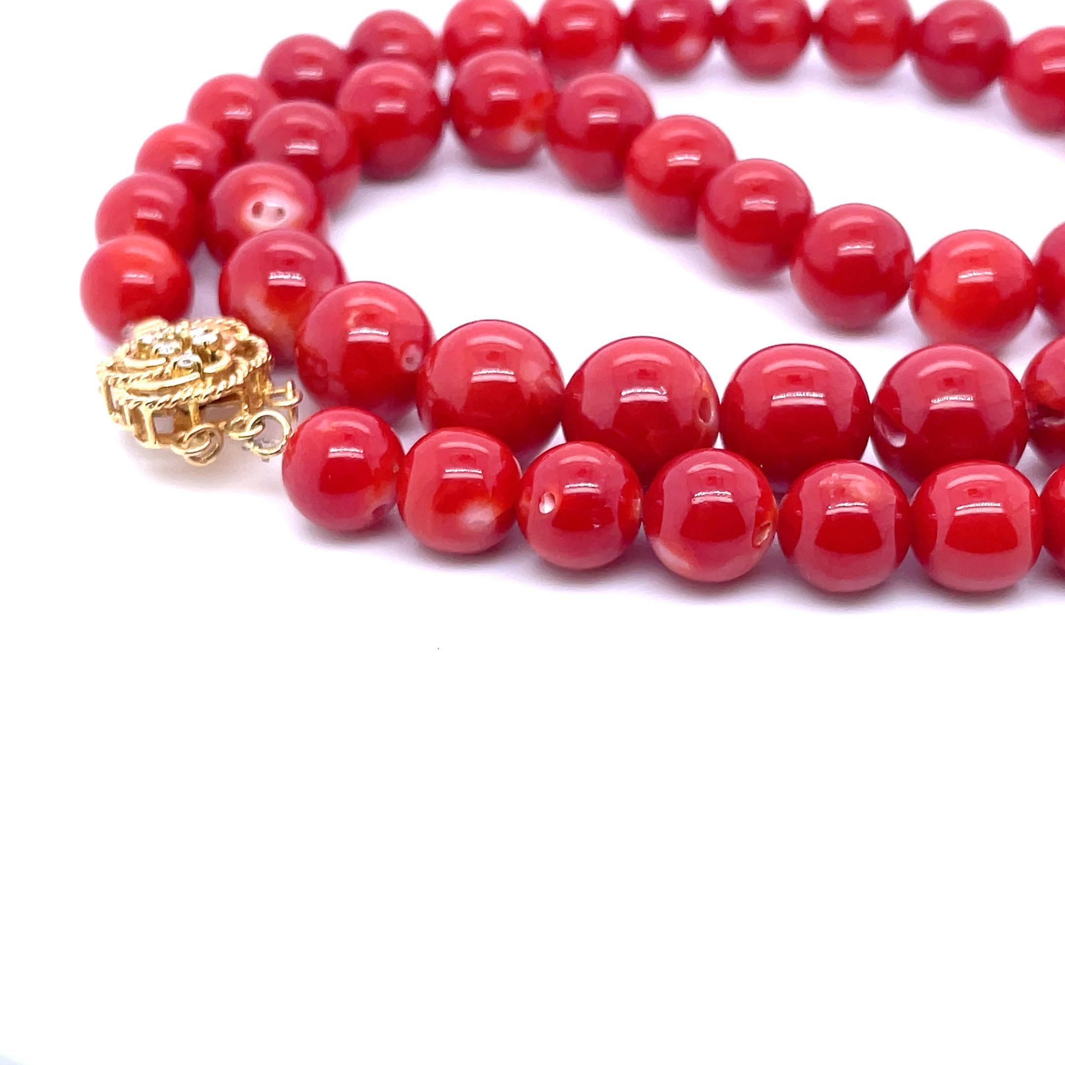 Collar de cuentas de coral Cts 259.14 Contemporáneo en venta