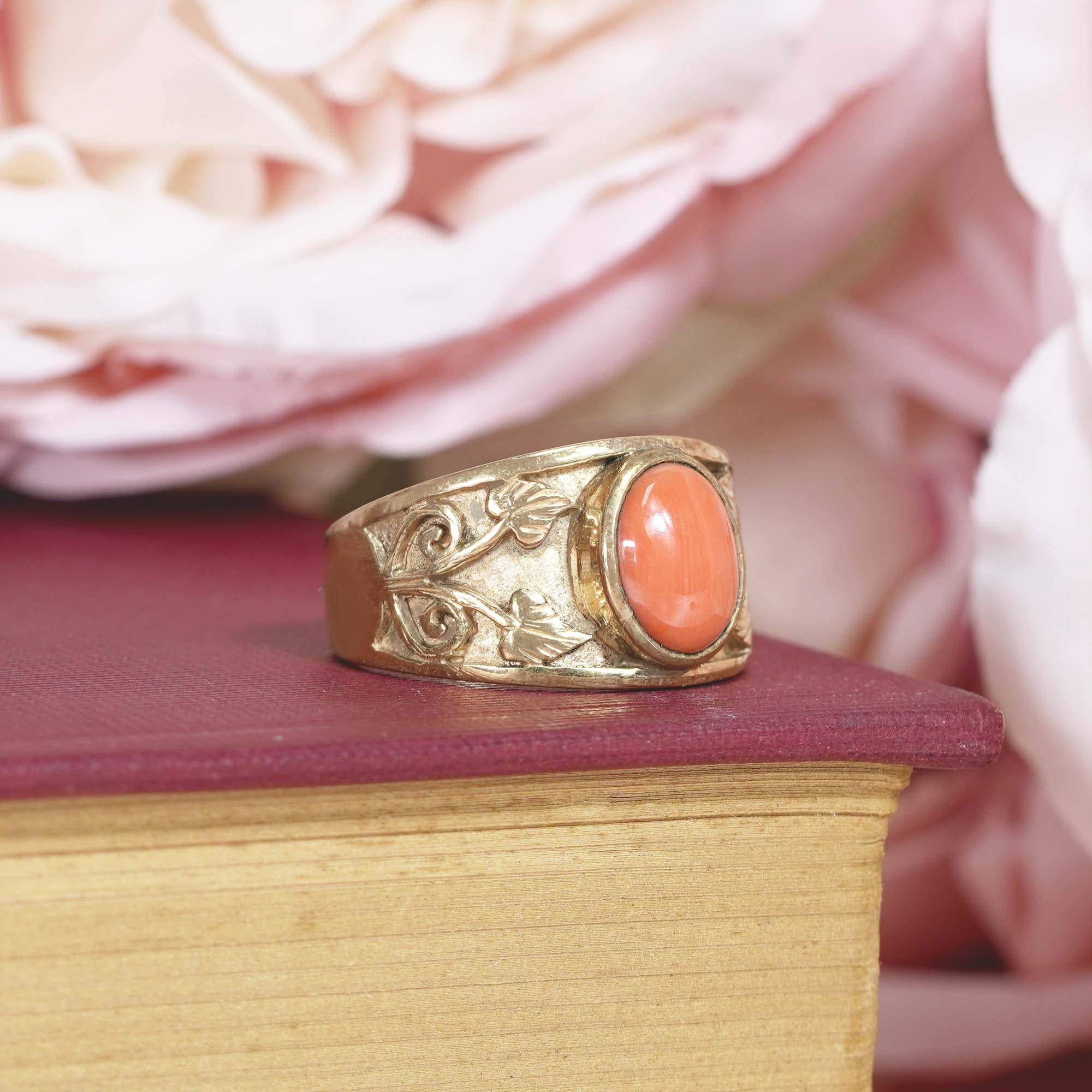 Koralle Lünette Vintage Stil Blattmotiv Ring in massivem 14K Gelbgold im Angebot 4