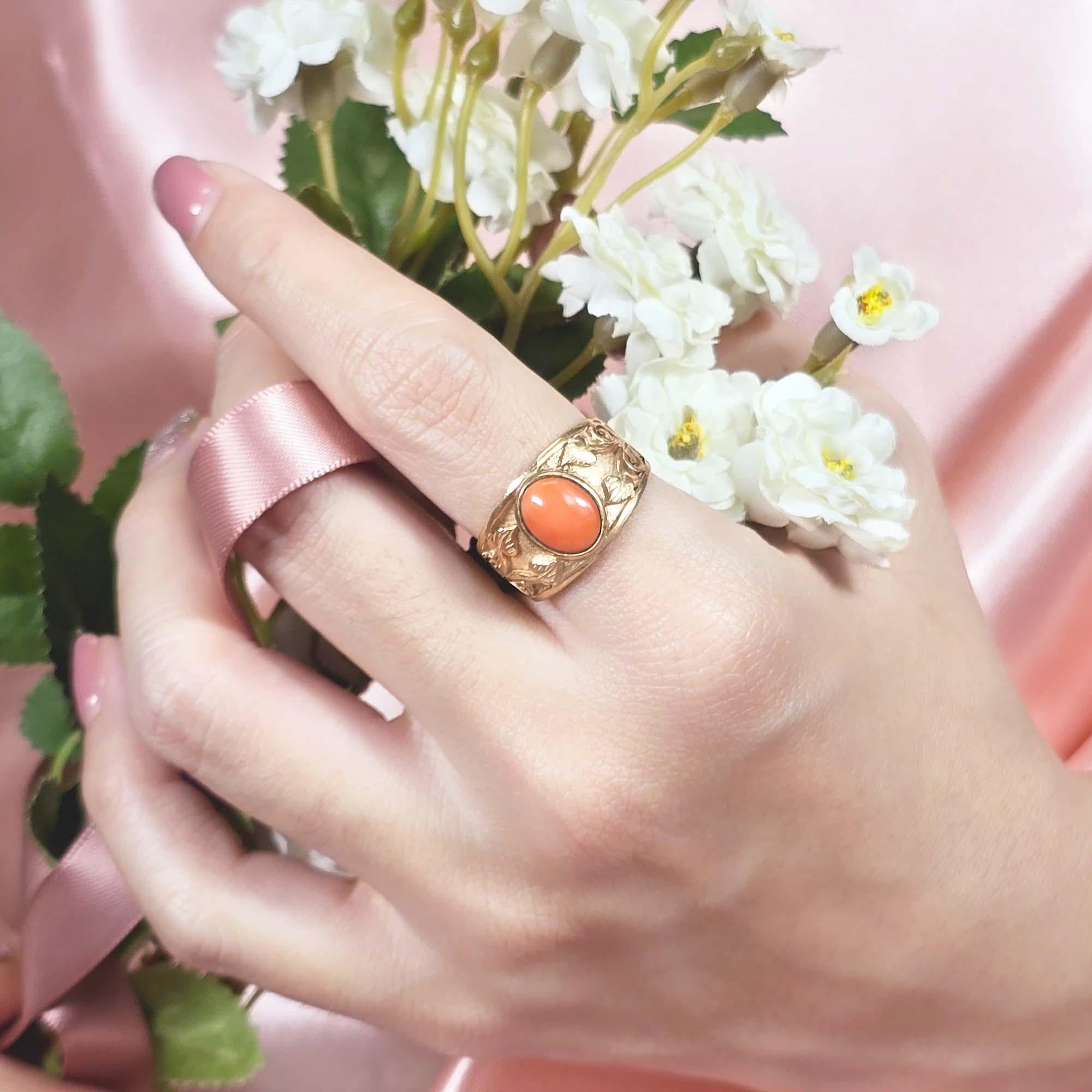 Koralle Lünette Vintage Stil Blattmotiv Ring in massivem 14K Gelbgold im Angebot 1