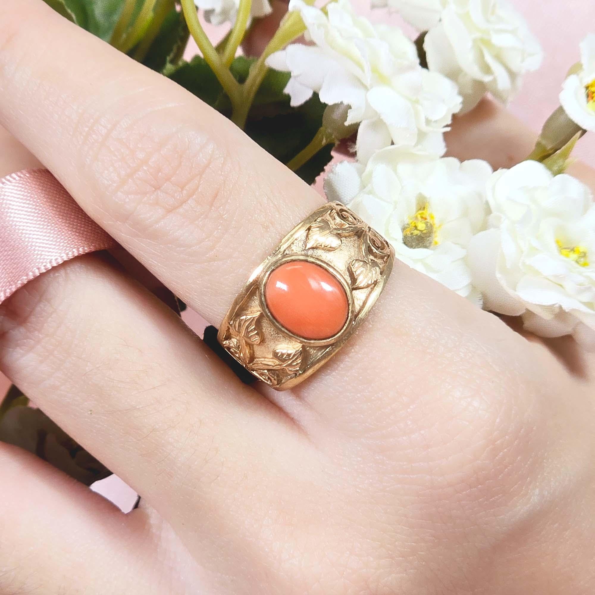 Koralle Lünette Vintage Stil Blattmotiv Ring in massivem 14K Gelbgold im Angebot 2