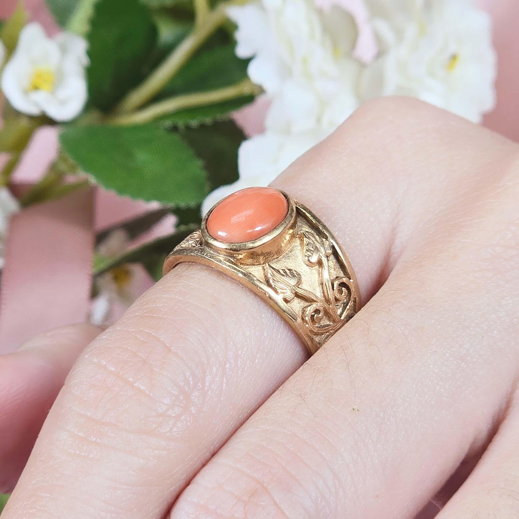 Koralle Lünette Vintage Stil Blattmotiv Ring in massivem 14K Gelbgold im Angebot 3