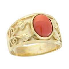 Anello con castone di corallo e motivo a foglie in stile vintage in oro giallo massiccio 14 carati