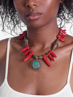 Collana di corallo con nido di tigre bhutanese