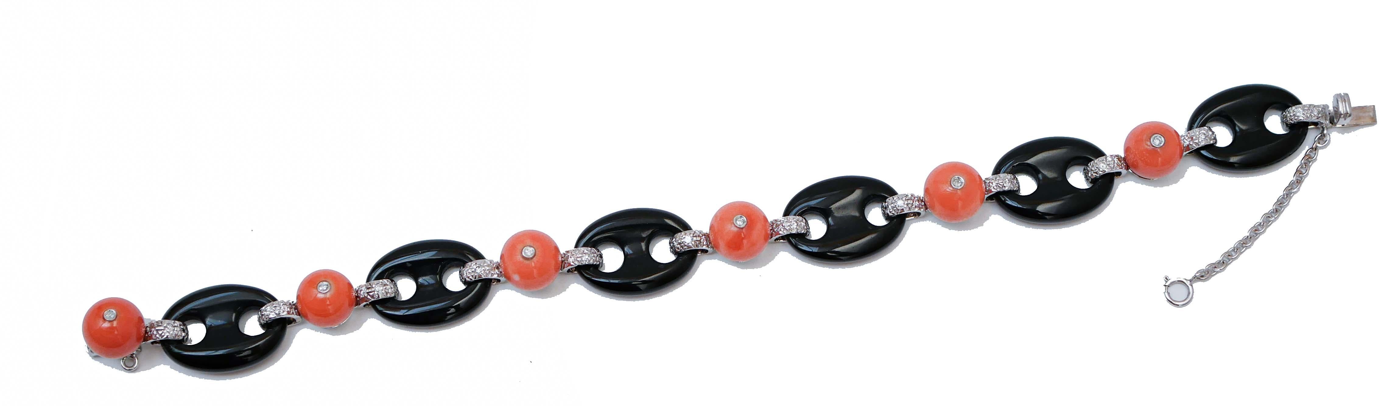 Amazing bracelet mounted with six black agate linked to structures in 14 kt white gold studded with diamonds and, between of them, a coral with a diamond.
This bracelet was totally handmade by Italian master goldsmiths and it is in perfect