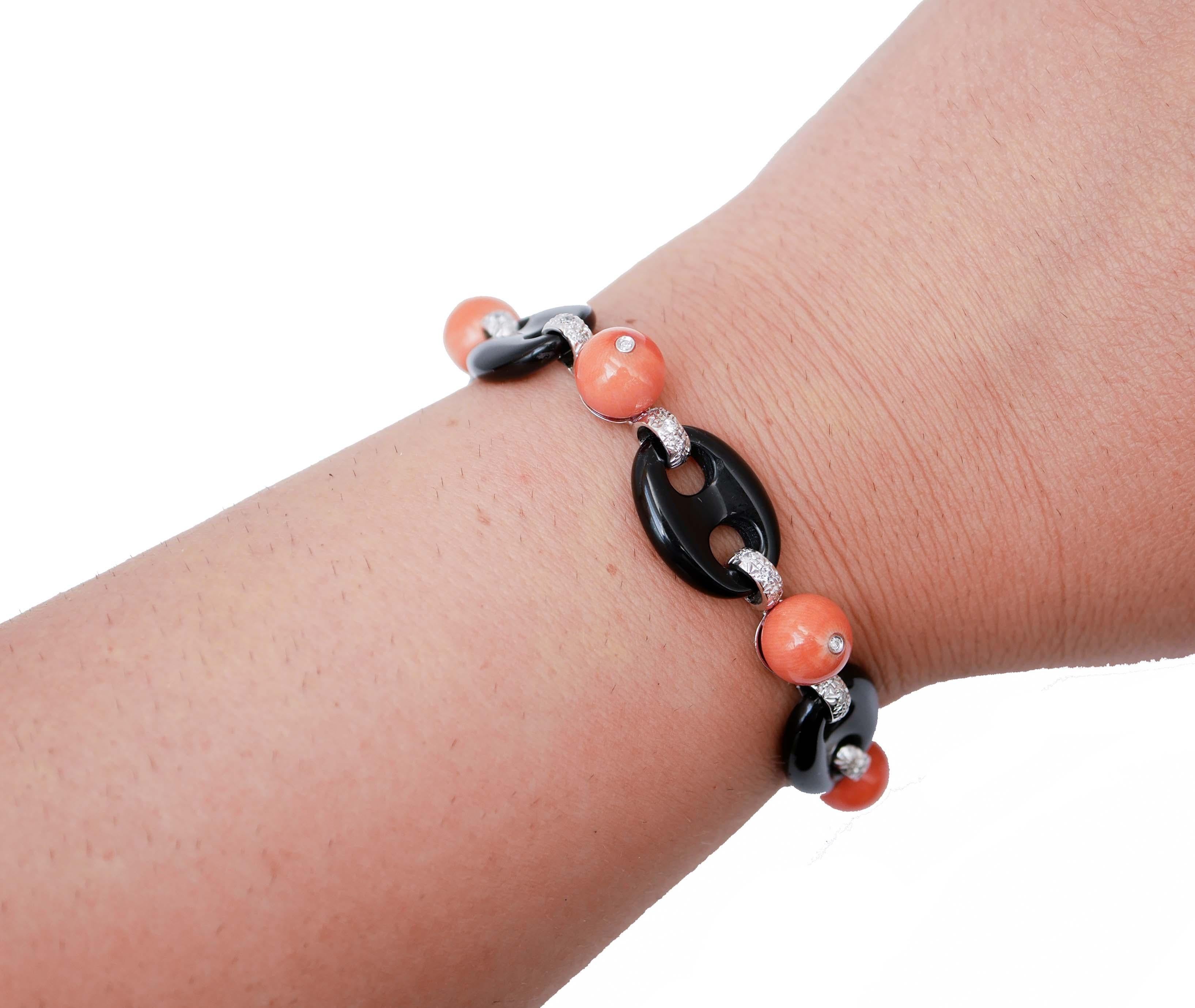 Coral, Black Agate, Diamonds, 14 Karat White Gold Bracelet. In Good Condition For Sale In Marcianise, Marcianise (CE)