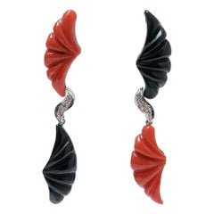 Corail, Agate noire, Diamants, Platine Boucles d'oreilles.
