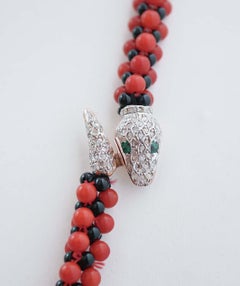Collana con corallo, agata nera, smeraldi, diamanti, oro rosa e argento.