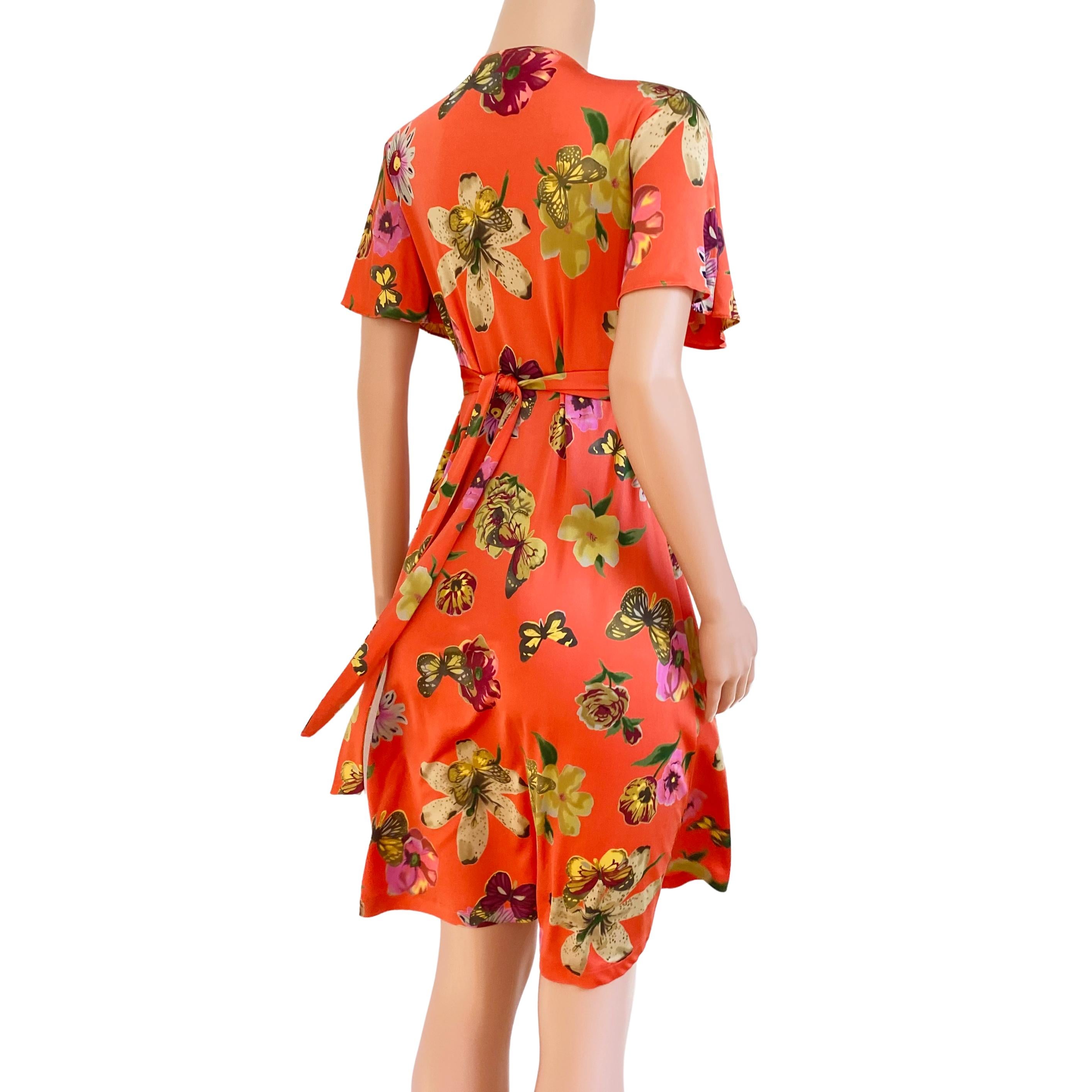 Condition: NEW WITH TAG.
Realistic floral print.
Wraparound belt ties for a perfect fit.
Flared sleeve splits to create even more volume.
Lots of movement in the flare skirt.
Approximately 40