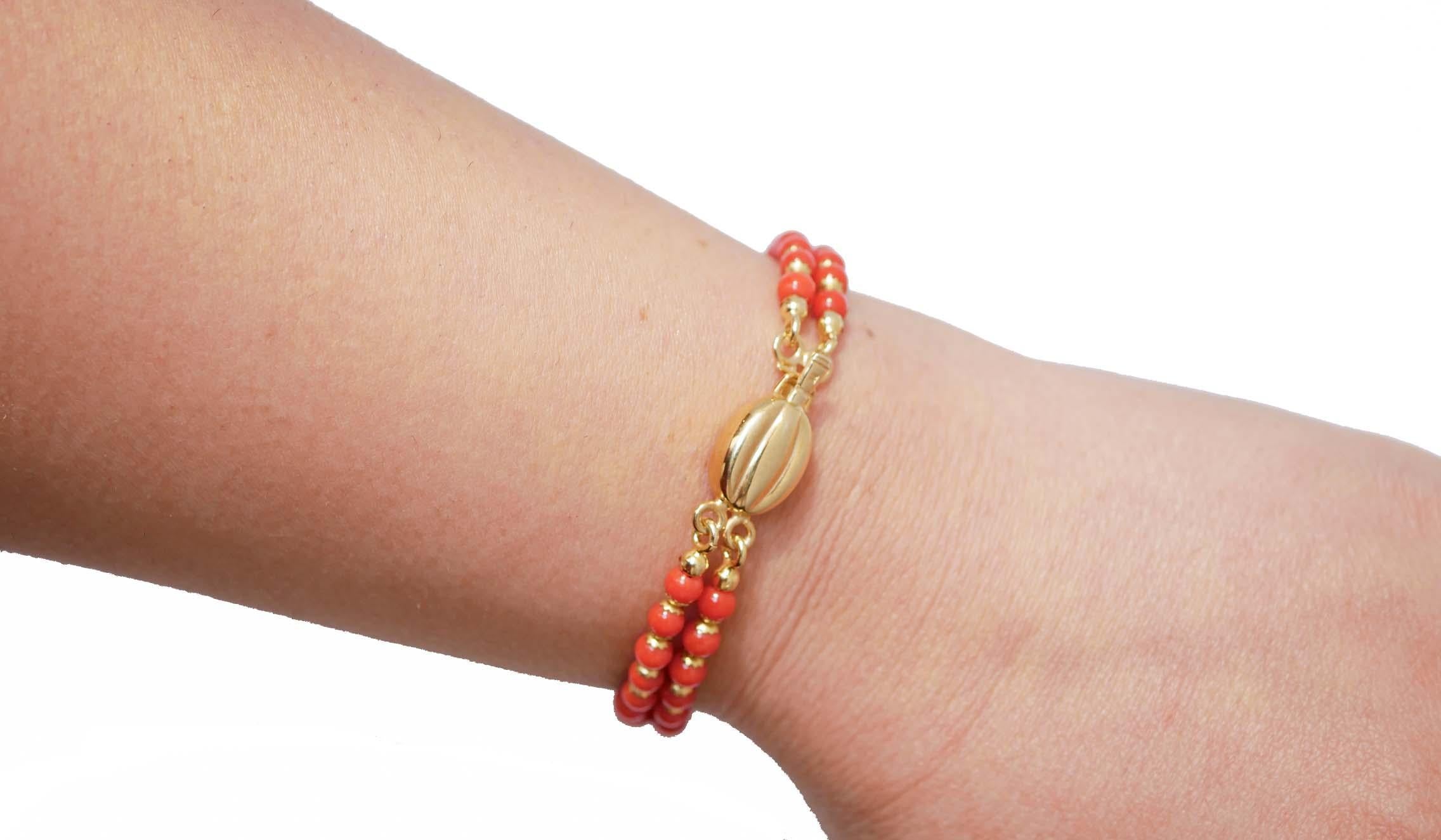 Taglio rotondo Bracciale di corallo. in vendita