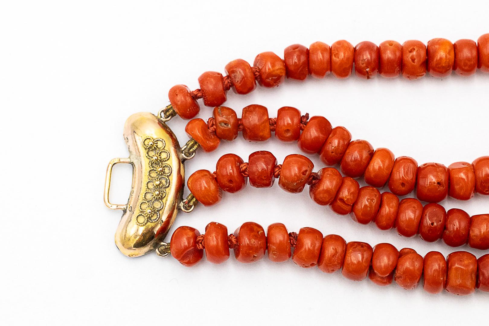 Coral bracelet with gold clasp, mid-20th century. im Angebot 4