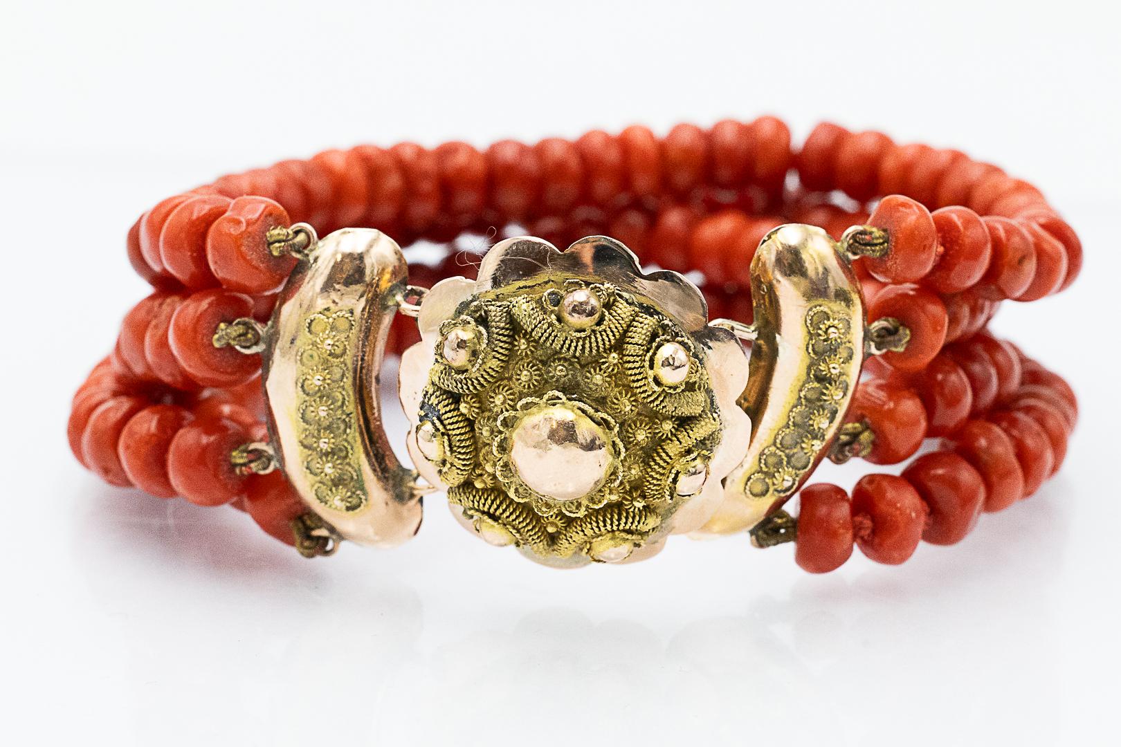 Coral bracelet with gold clasp, mid-20th century. im Angebot 5