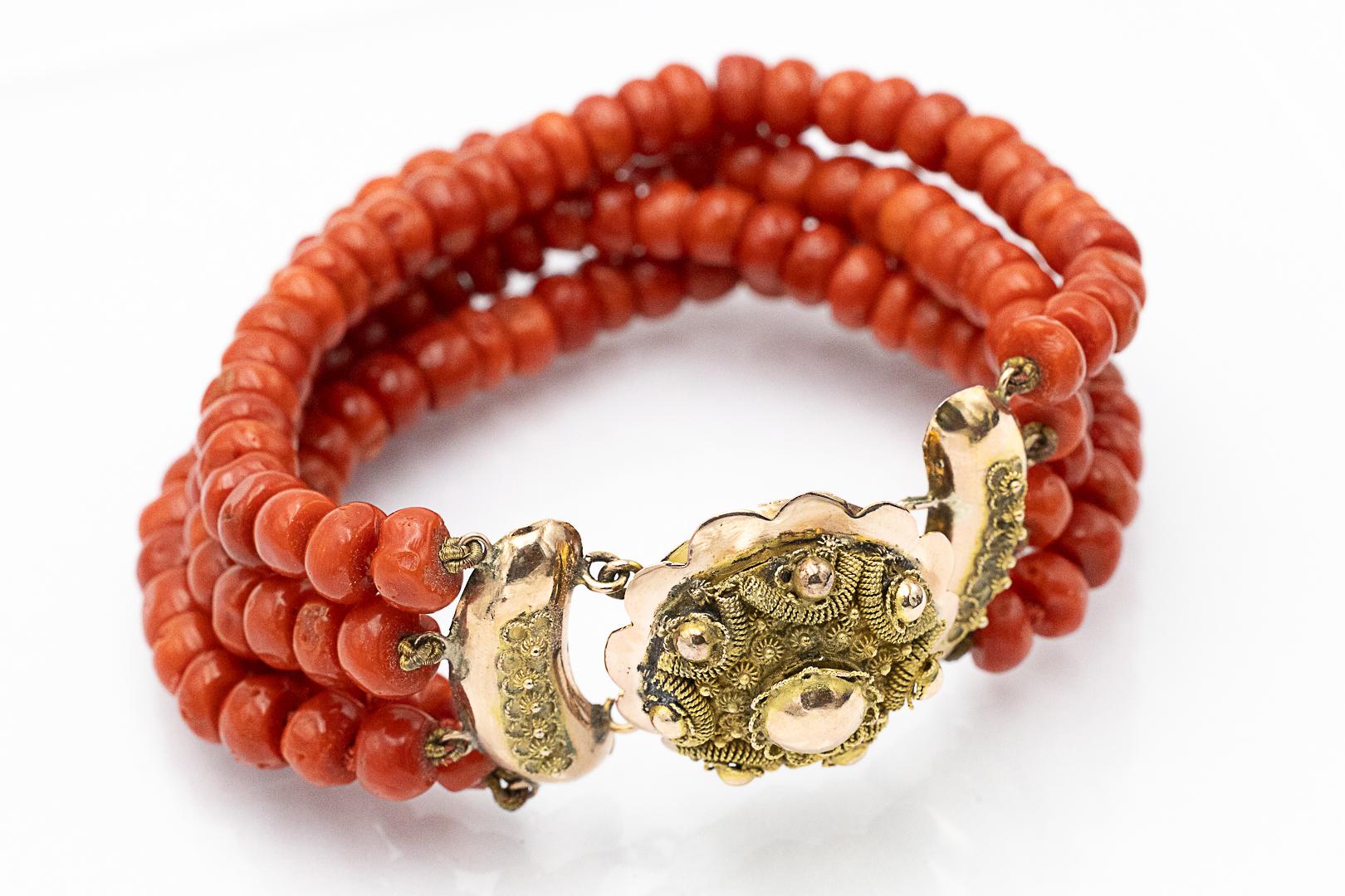 Coral bracelet with gold clasp, mid-20th century. im Angebot 7