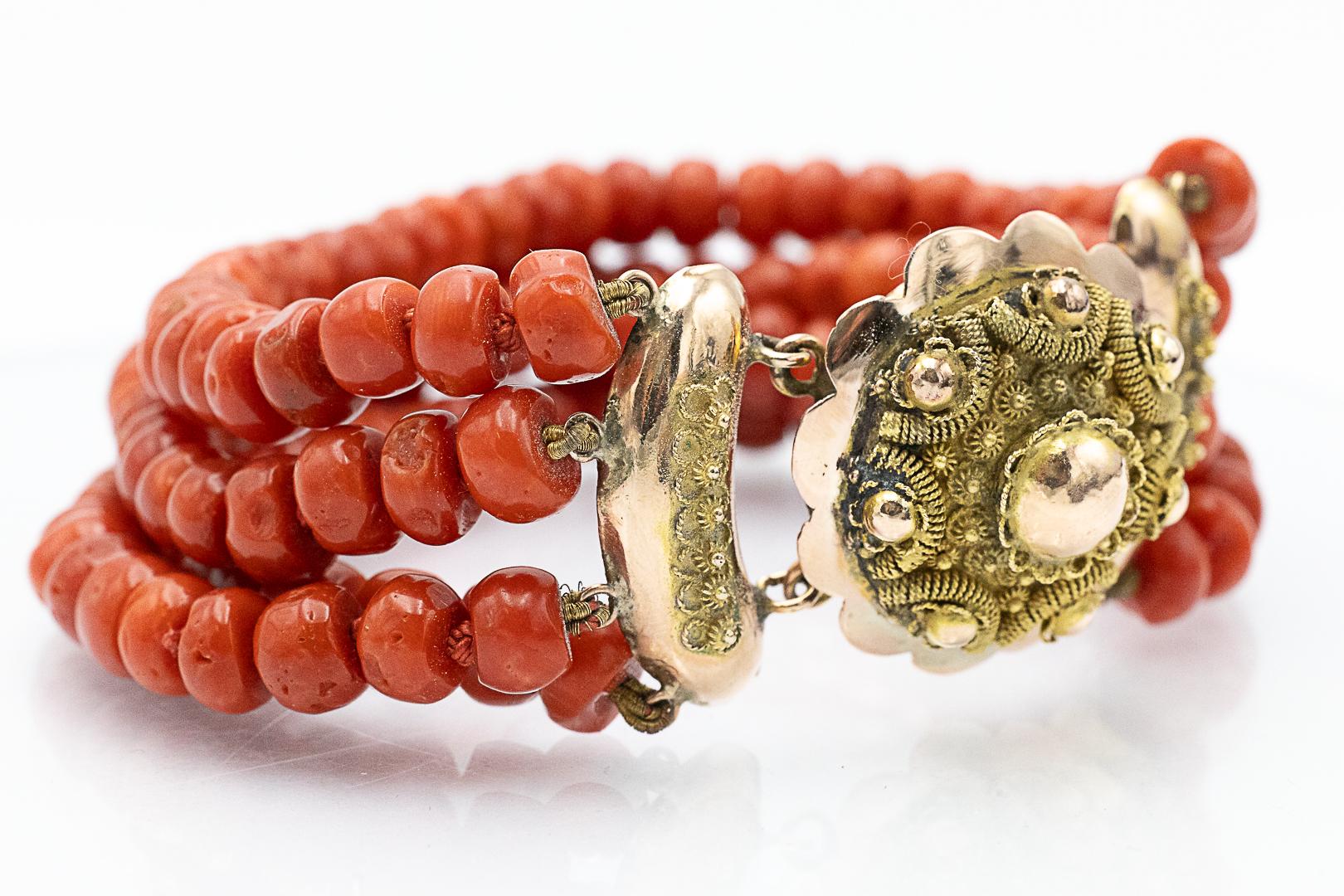 Coral bracelet with gold clasp, mid-20th century. im Angebot 8