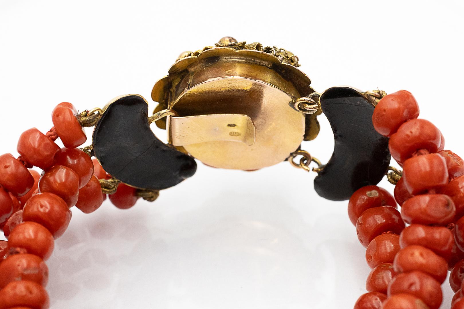 Coral bracelet with gold clasp, mid-20th century. im Angebot 9