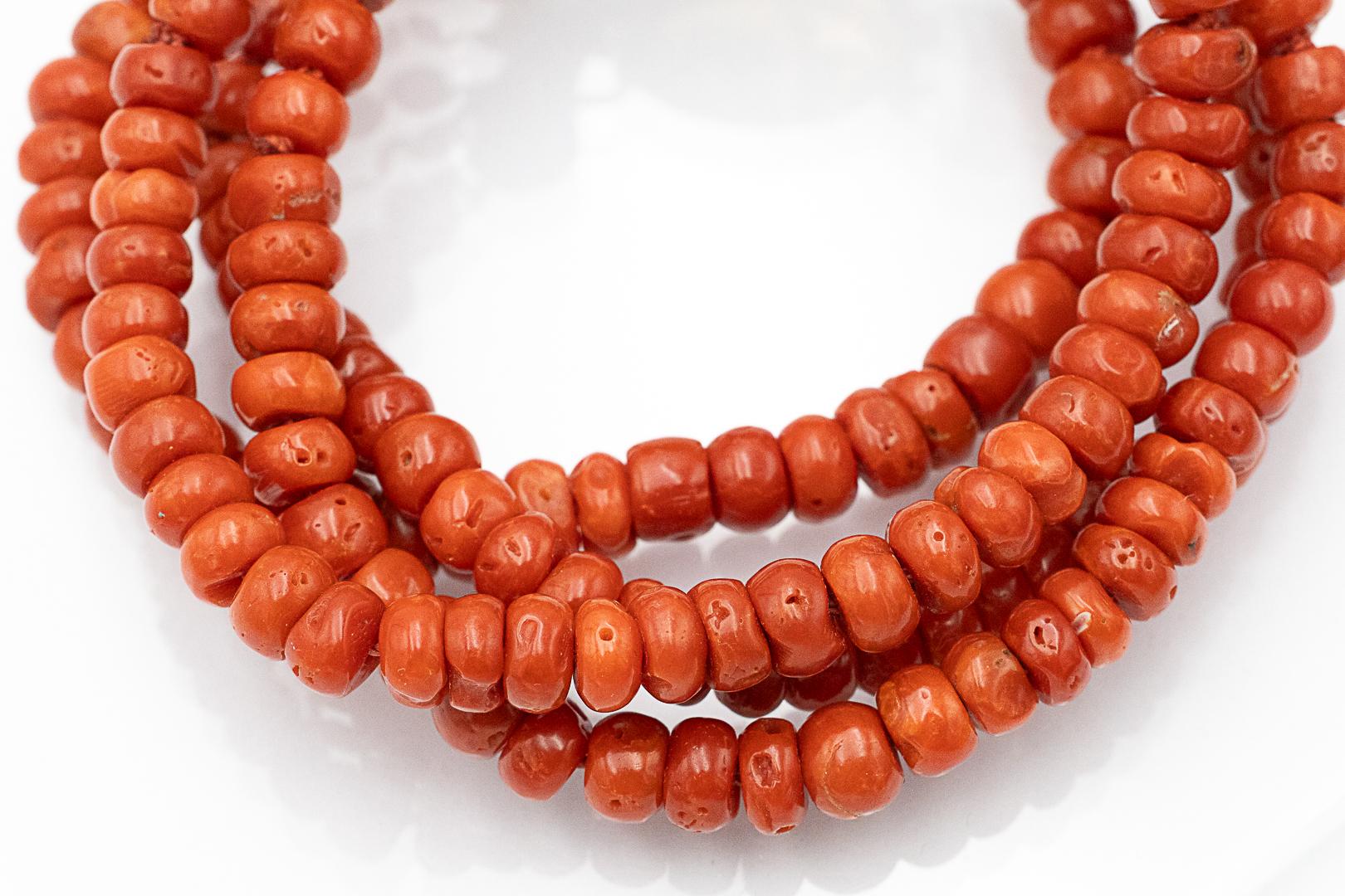 Coral bracelet with gold clasp, mid-20th century. im Angebot 10