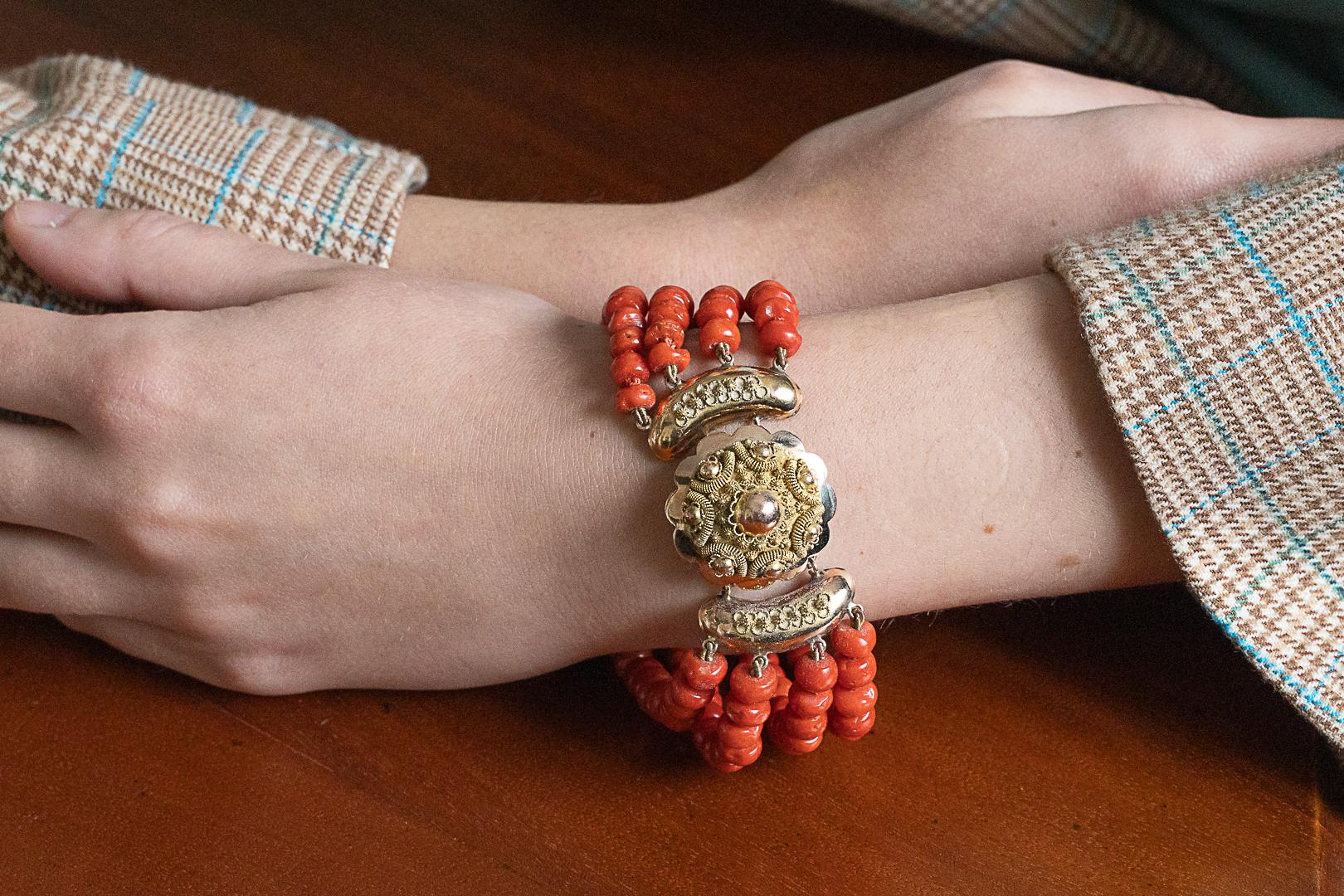 Coral bracelet with gold clasp, mid-20th century.

A four-row bracelet made of coral buttons measuring approx. 7.5 x 4 mm. Richly decorated clasp made of 14-karat yellow gold (0.585 fineness). Beautiful red-orange coral.

Origin: Netherlands,