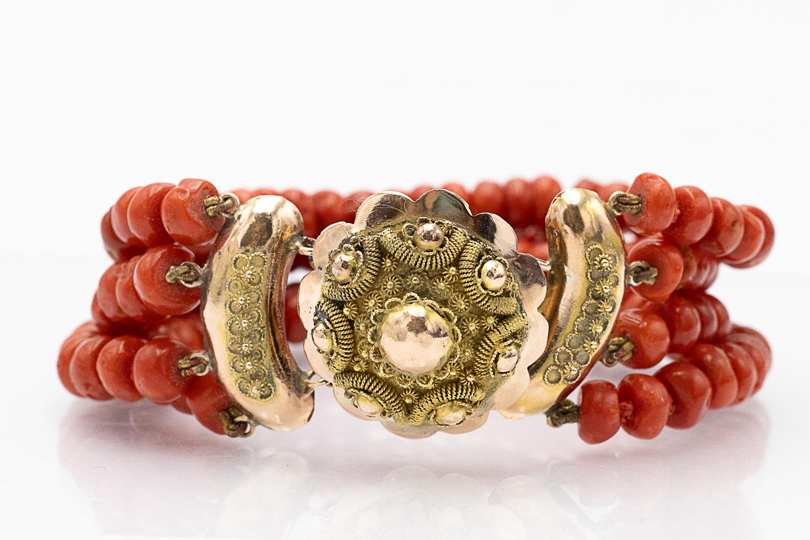 Coral bracelet with gold clasp, mid-20th century. (Moderne) im Angebot
