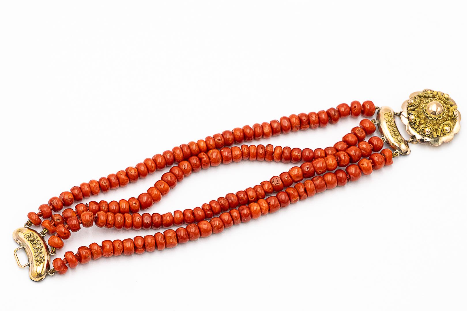 Coral bracelet with gold clasp, mid-20th century. (Perle) im Angebot
