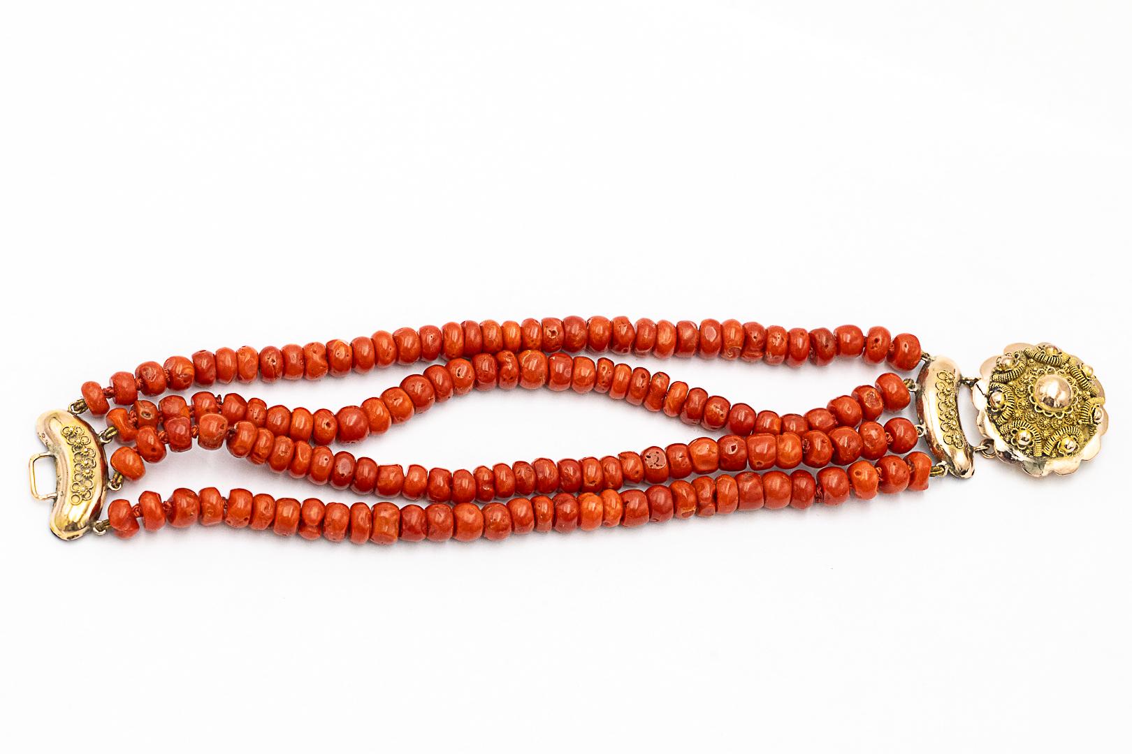 Coral bracelet with gold clasp, mid-20th century. im Zustand „Gut“ im Angebot in Chorzów, PL