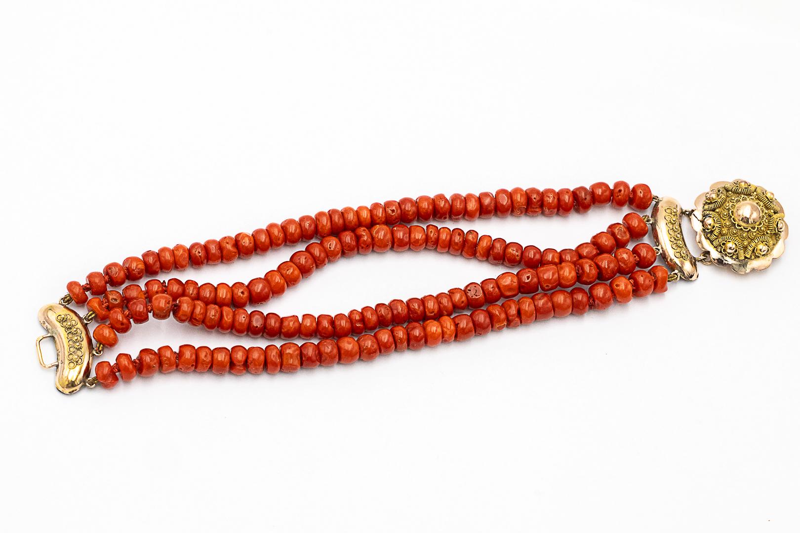 Coral bracelet with gold clasp, mid-20th century. für Damen oder Herren im Angebot
