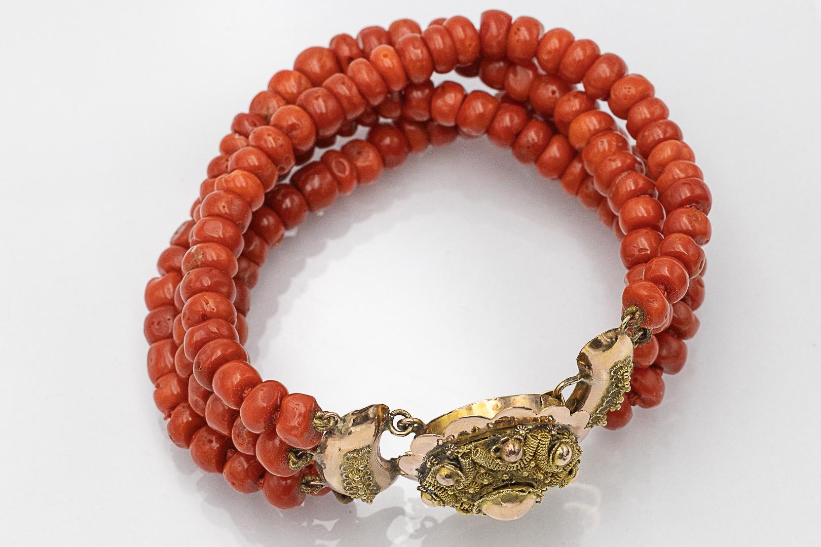 Coral bracelet with gold clasp, mid-20th century. im Angebot 1