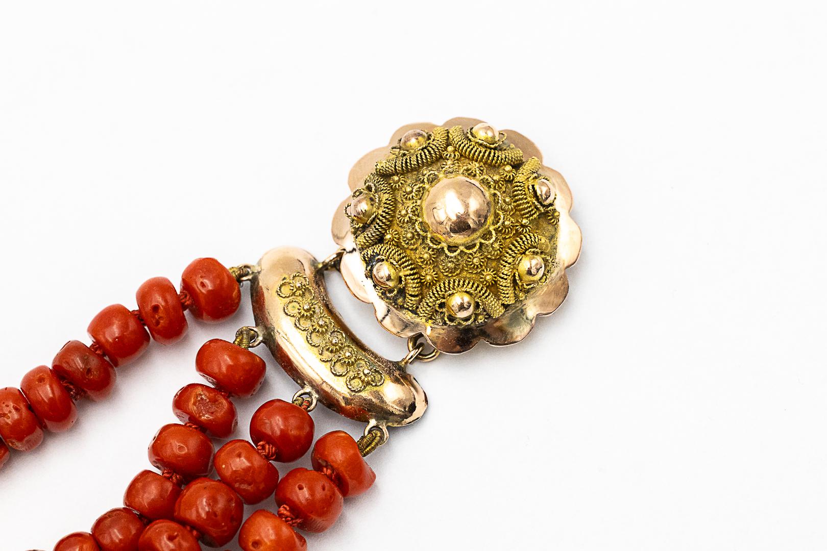 Coral bracelet with gold clasp, mid-20th century. im Angebot 2
