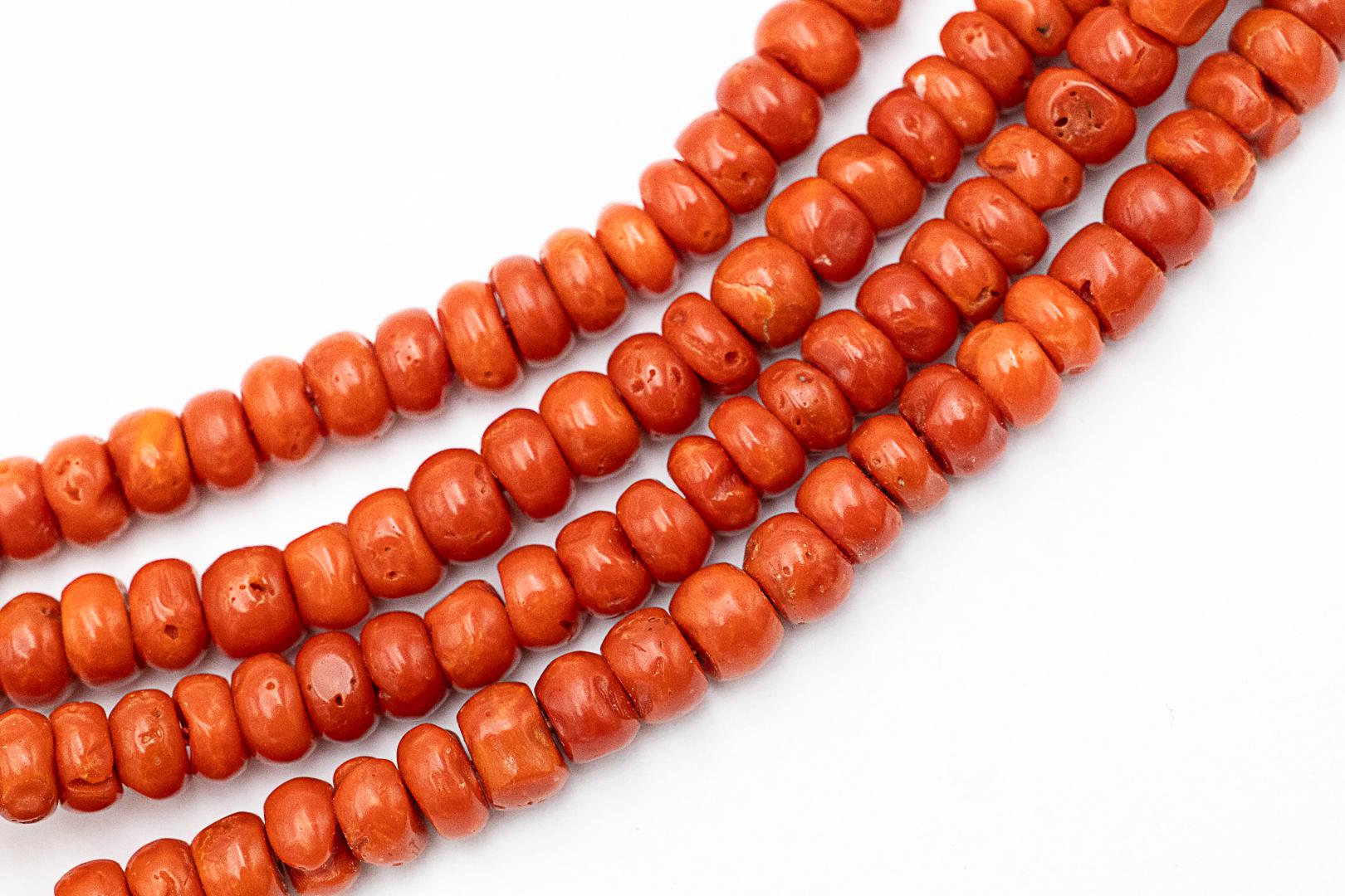 Coral bracelet with gold clasp, mid-20th century. im Angebot 3
