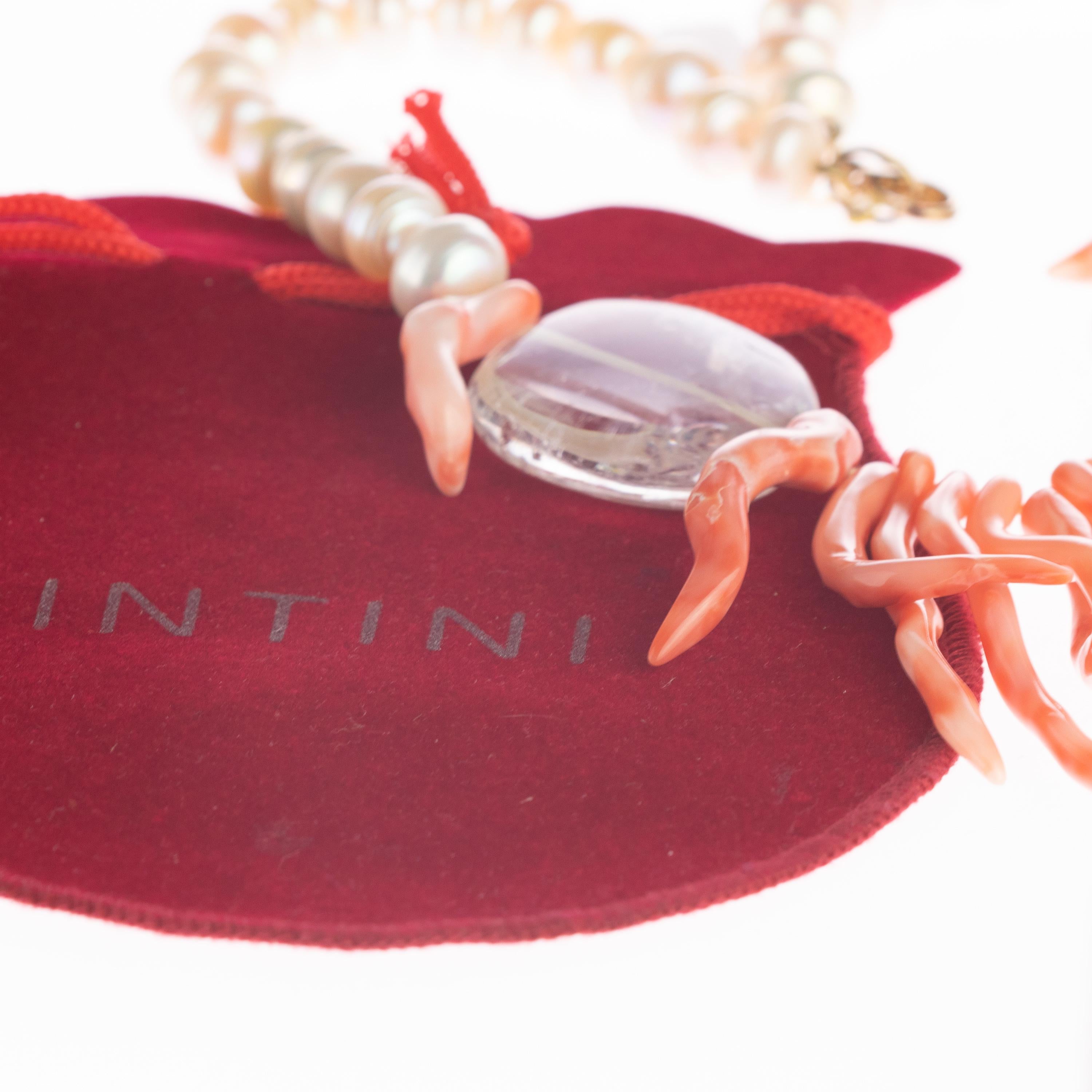 Collana chic con rami di corallo e cristalli d'acqua dolce e perle d'argento dorato A. Silver In condizioni Nuovo in vendita a Milano, IT