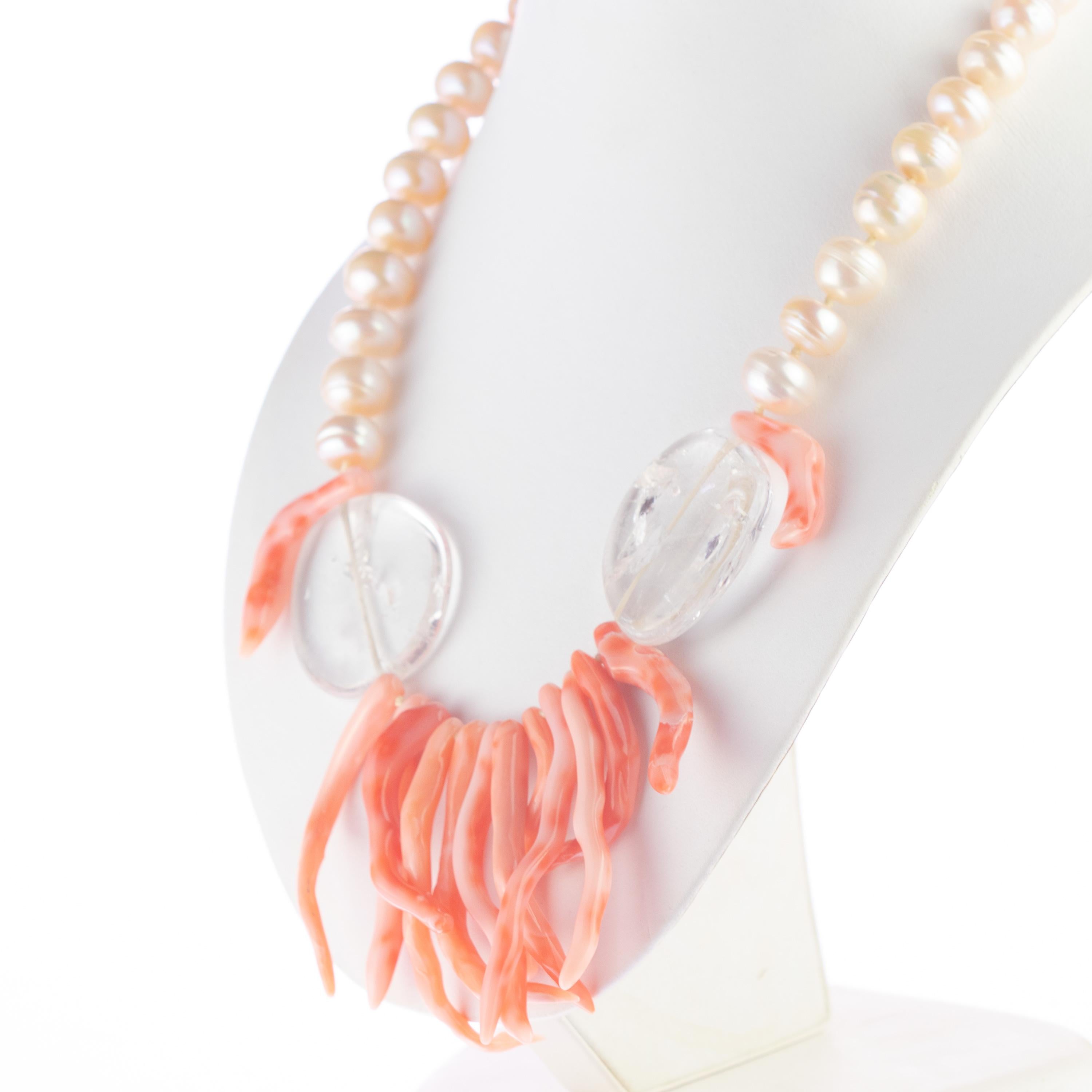 Donna Collana chic con rami di corallo e cristalli d'acqua dolce e perle d'argento dorato A. Silver in vendita