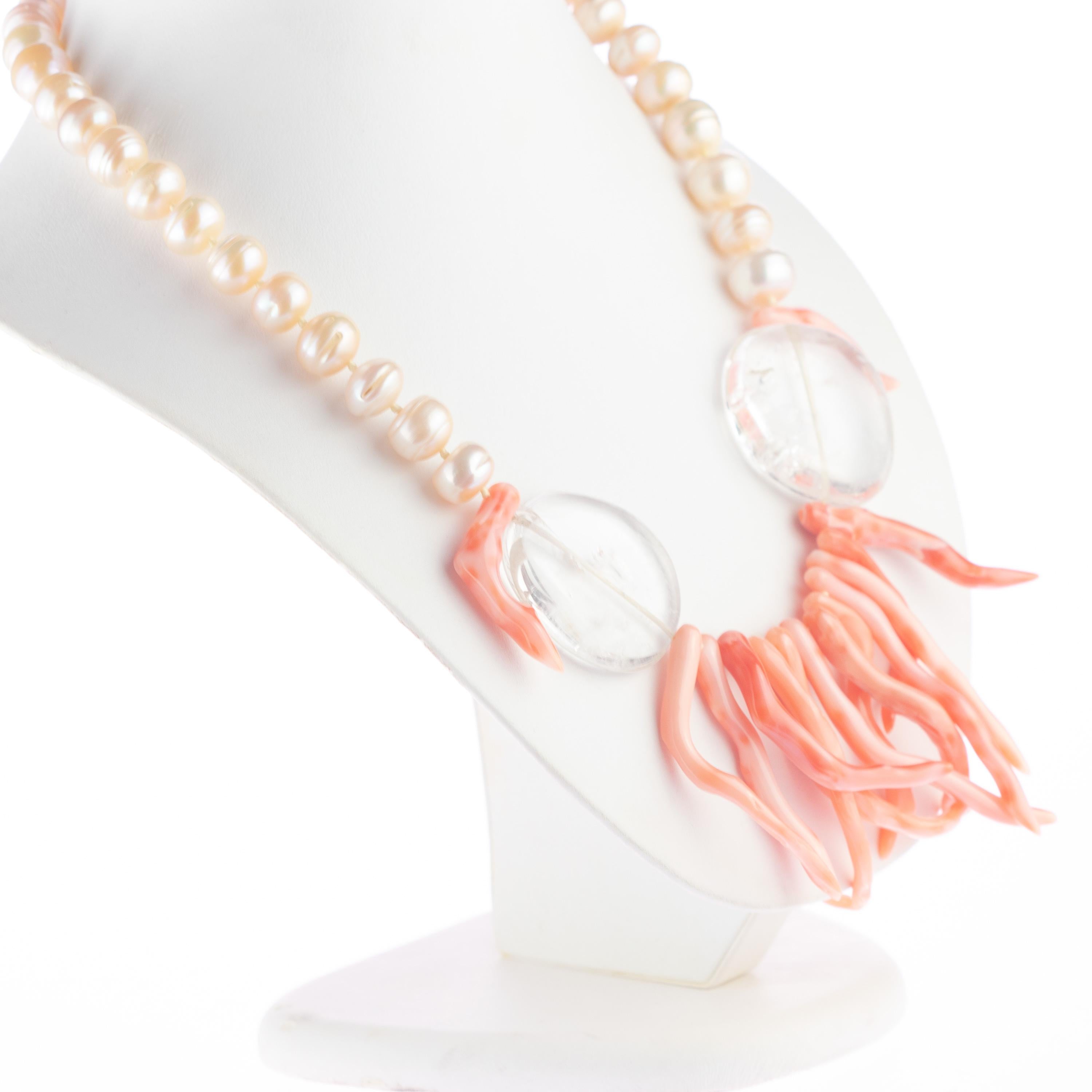 Collana chic con rami di corallo e cristalli d'acqua dolce e perle d'argento dorato A. Silver in vendita 1