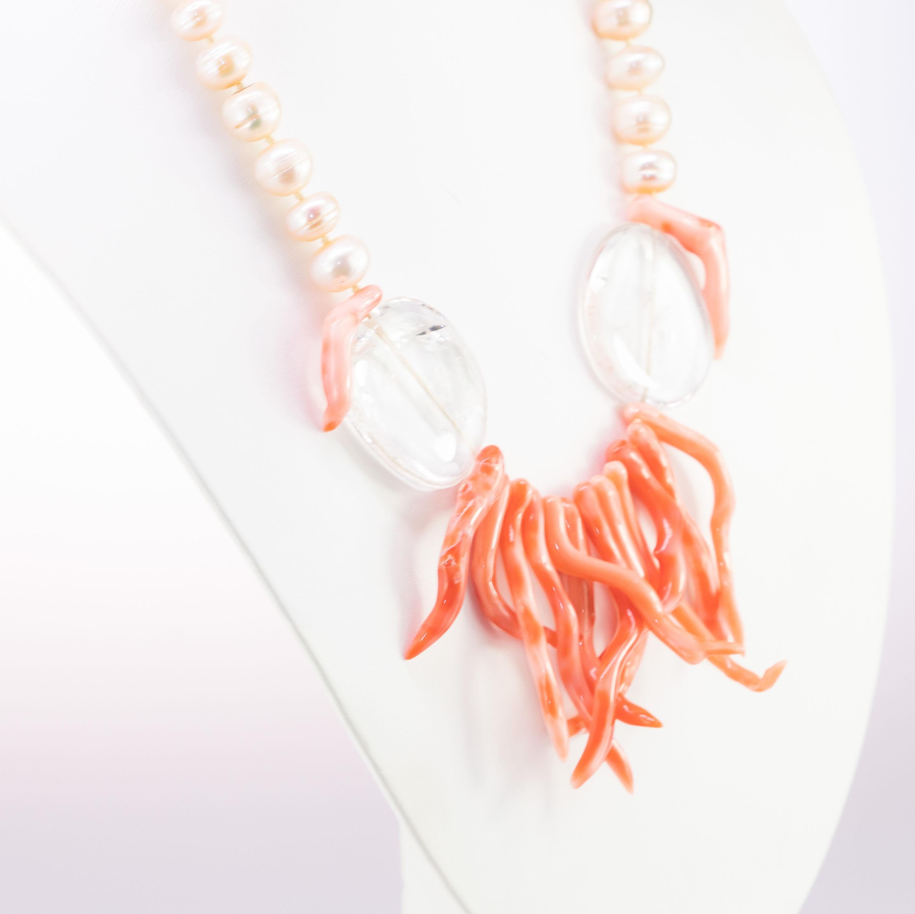 Collana ispirata al mare con rami di corallo rosa, perle rotonde di cristallo di rocca e rondelle di perle d'acqua dolce. Immergiti nella bellezza di questa collana dal design unico con pietre naturali piene di vita e di colore. Un gioiello