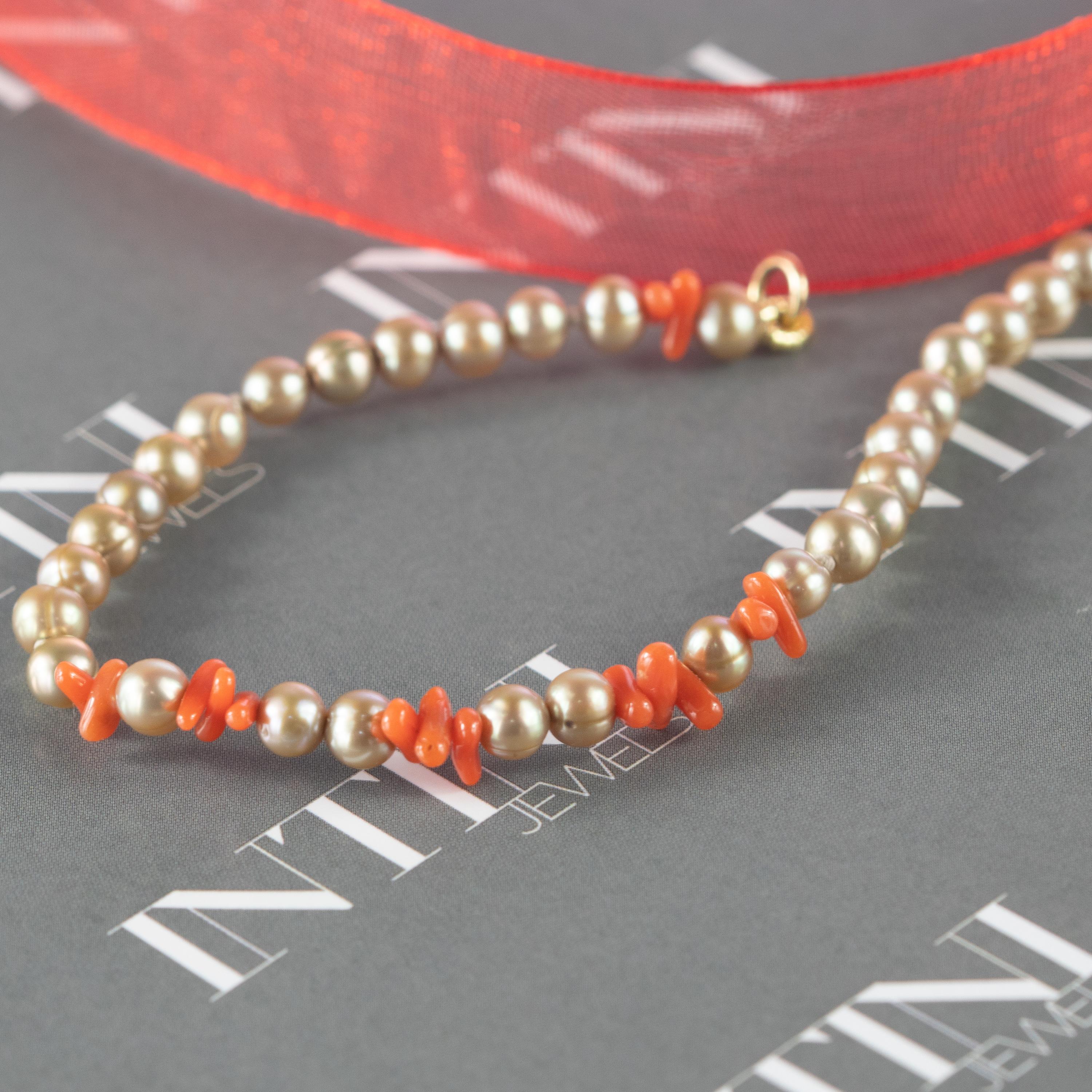 Un bracelet de branches de corail saumon et de perles d'eau douce plein de design. Un style moderne et délicat pour une femme jeune et intrépide. Faites-vous plaisir avec un bijou artisanal lumineux. Perles de pierres précieuses naturelles avec une