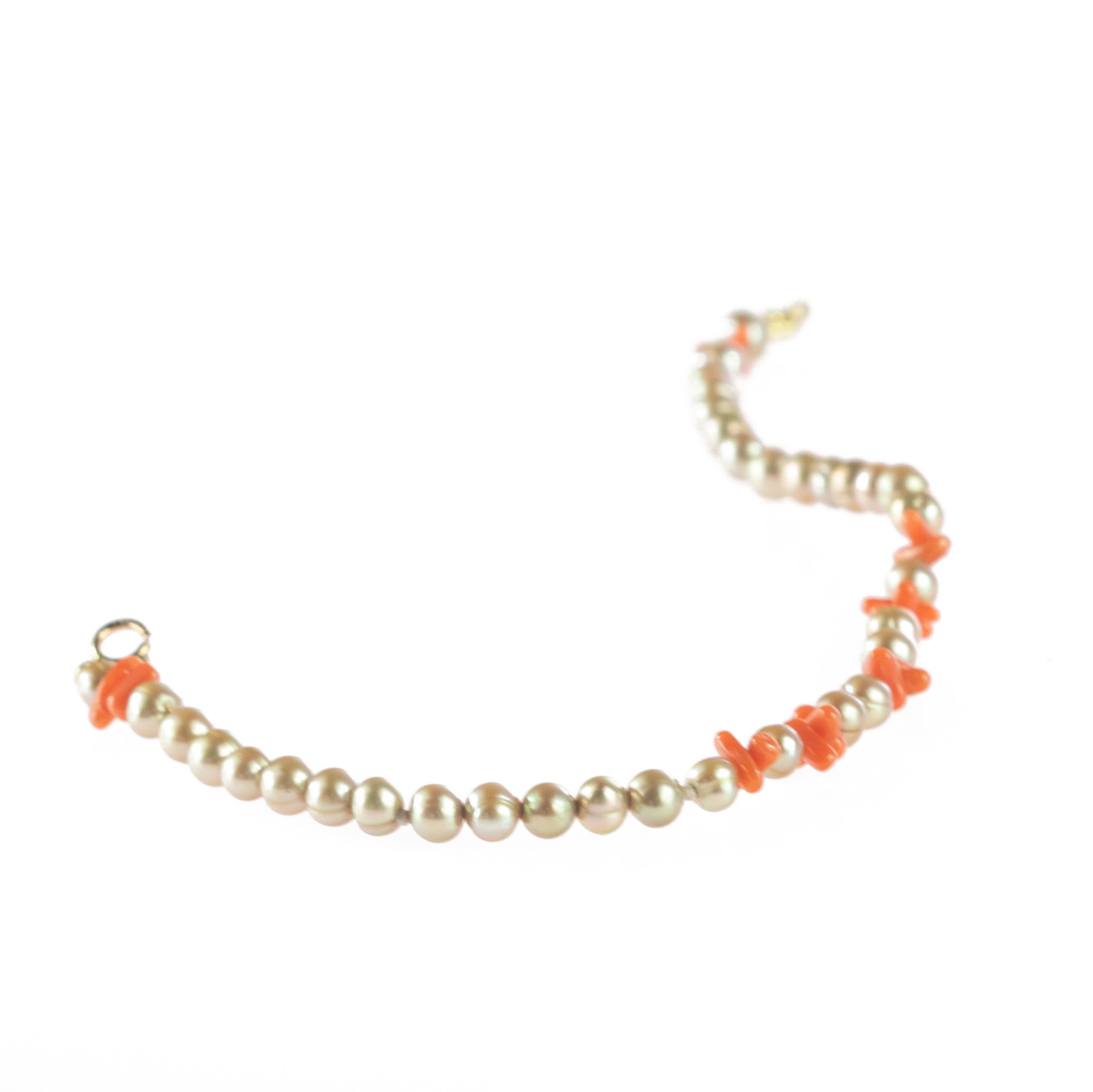 Moderne Bracelet fait main en or jaune 18 carats avec perles d'eau douce et branches de corail en vente