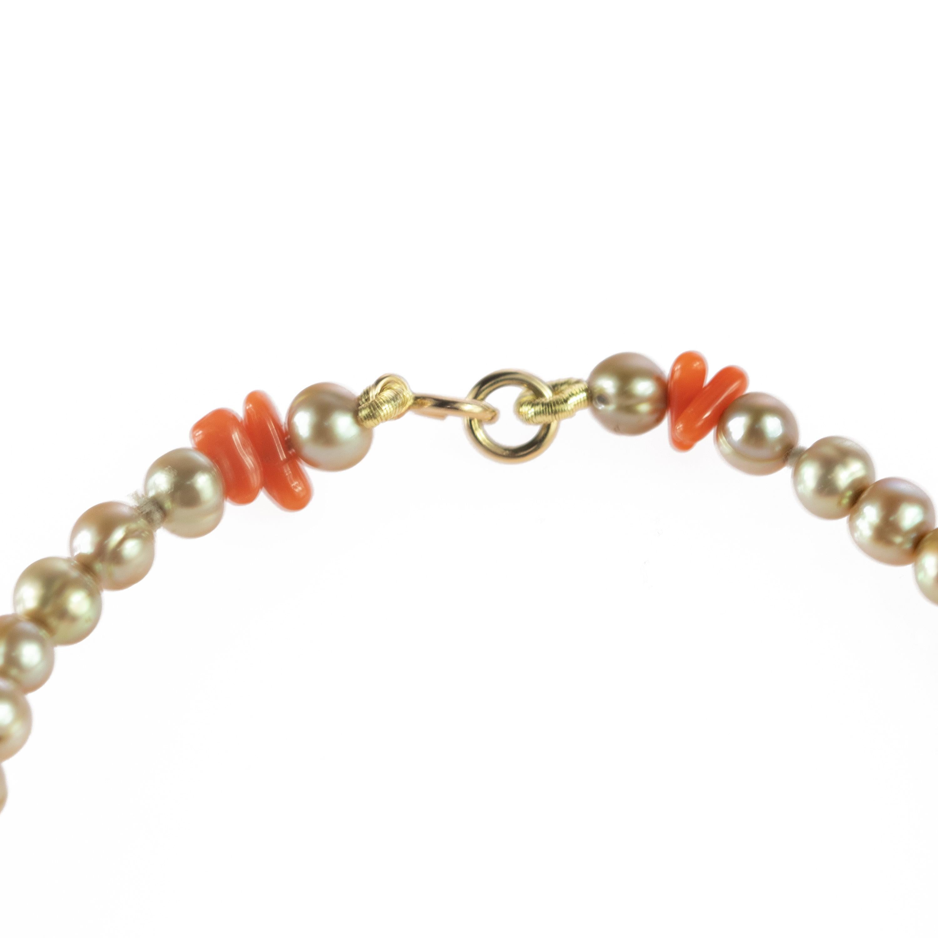 Taille mixte Bracelet fait main en or jaune 18 carats avec perles d'eau douce et branches de corail en vente