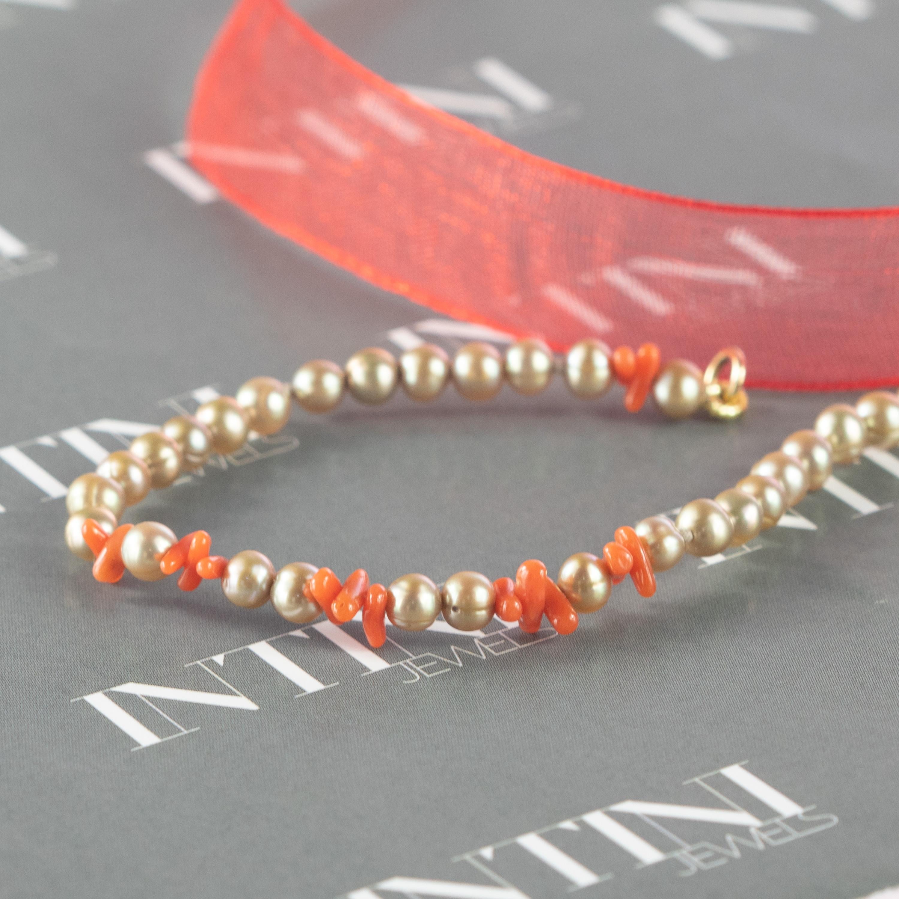 Bracelet fait main en or jaune 18 carats avec perles d'eau douce et branches de corail Neuf - En vente à Milano, IT
