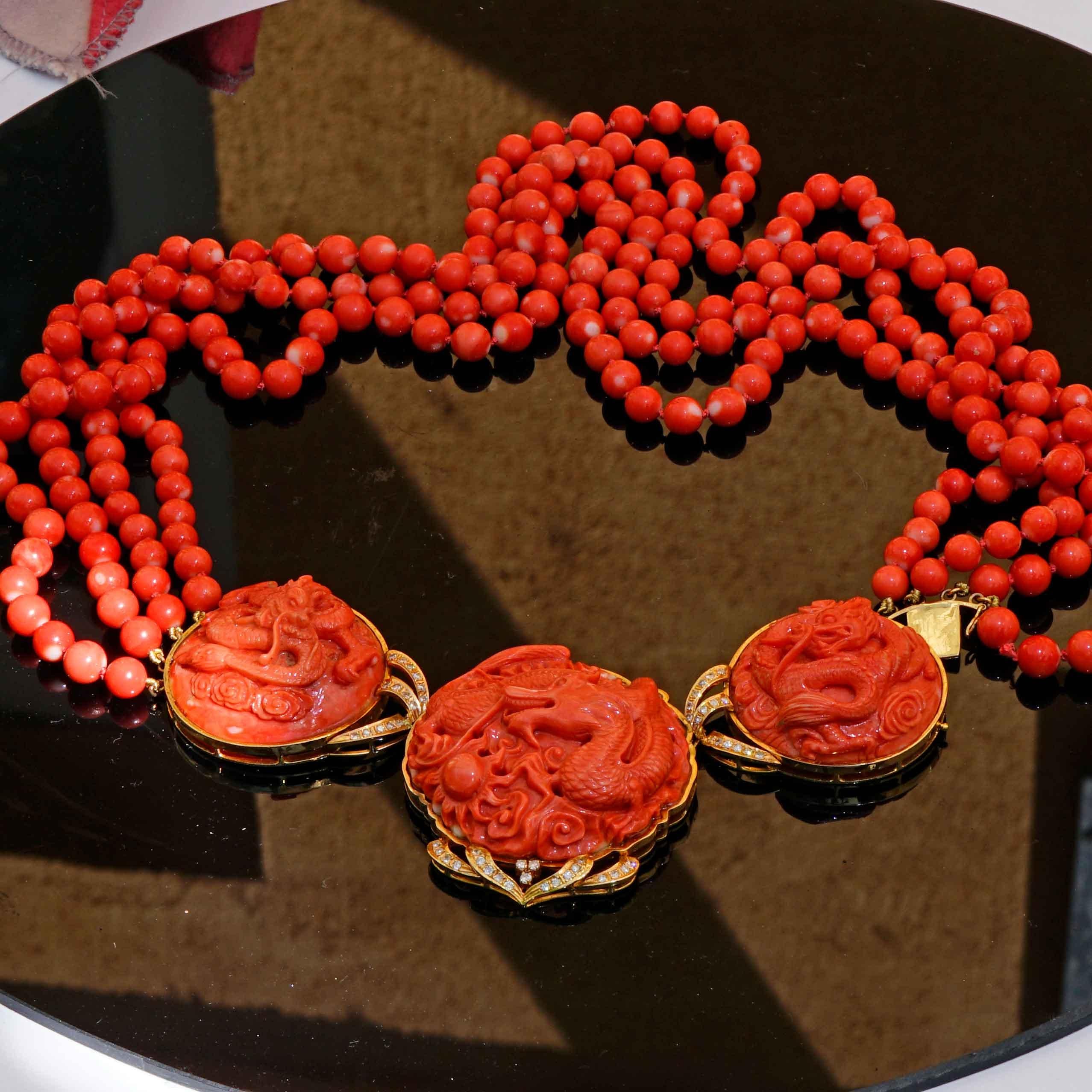 Collana di corallo Brilliante in oro giallo molto singolare con incisioni di draghi a più fili in vendita 8