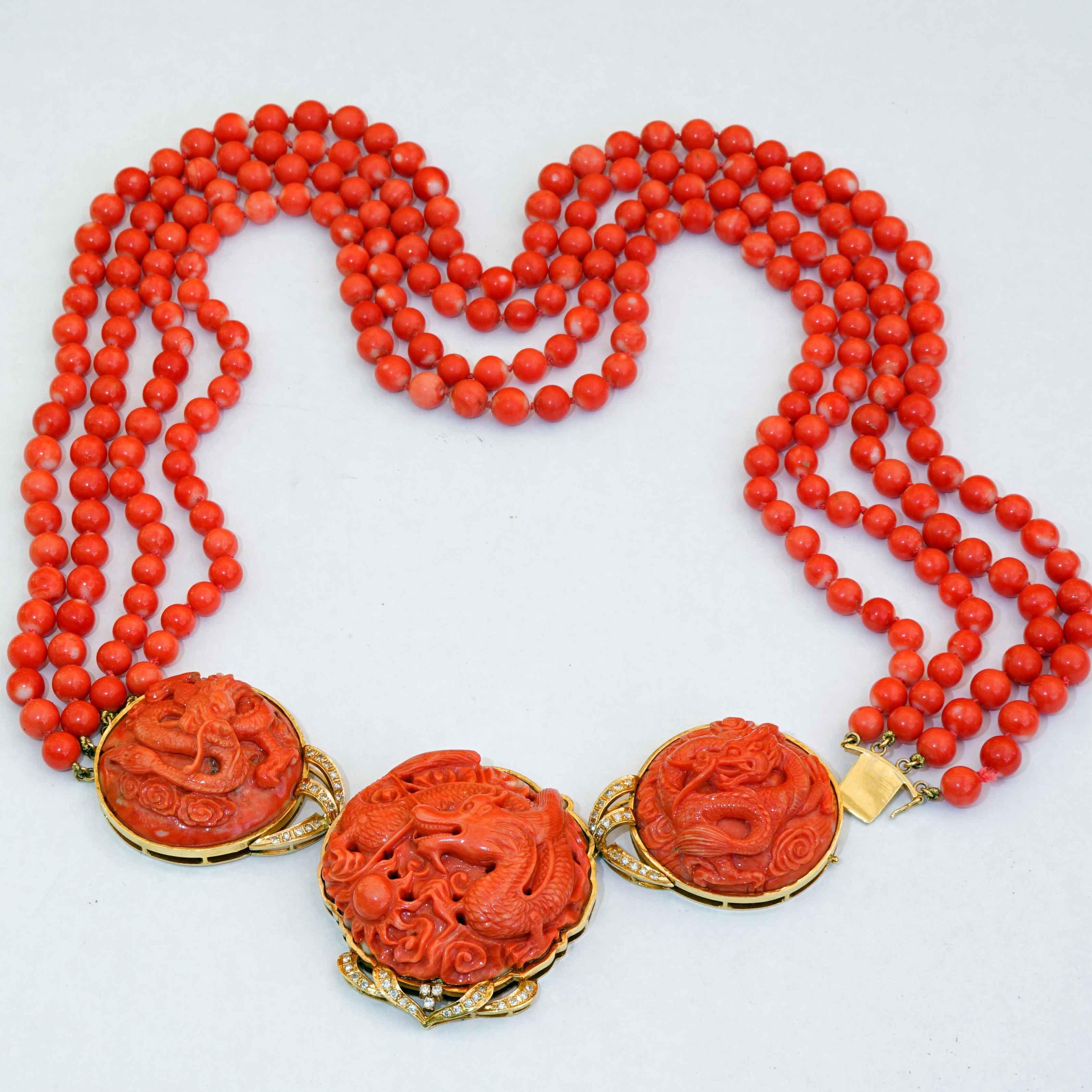 Collana di corallo Brilliante in oro giallo molto singolare con incisioni di draghi a più fili in vendita 9