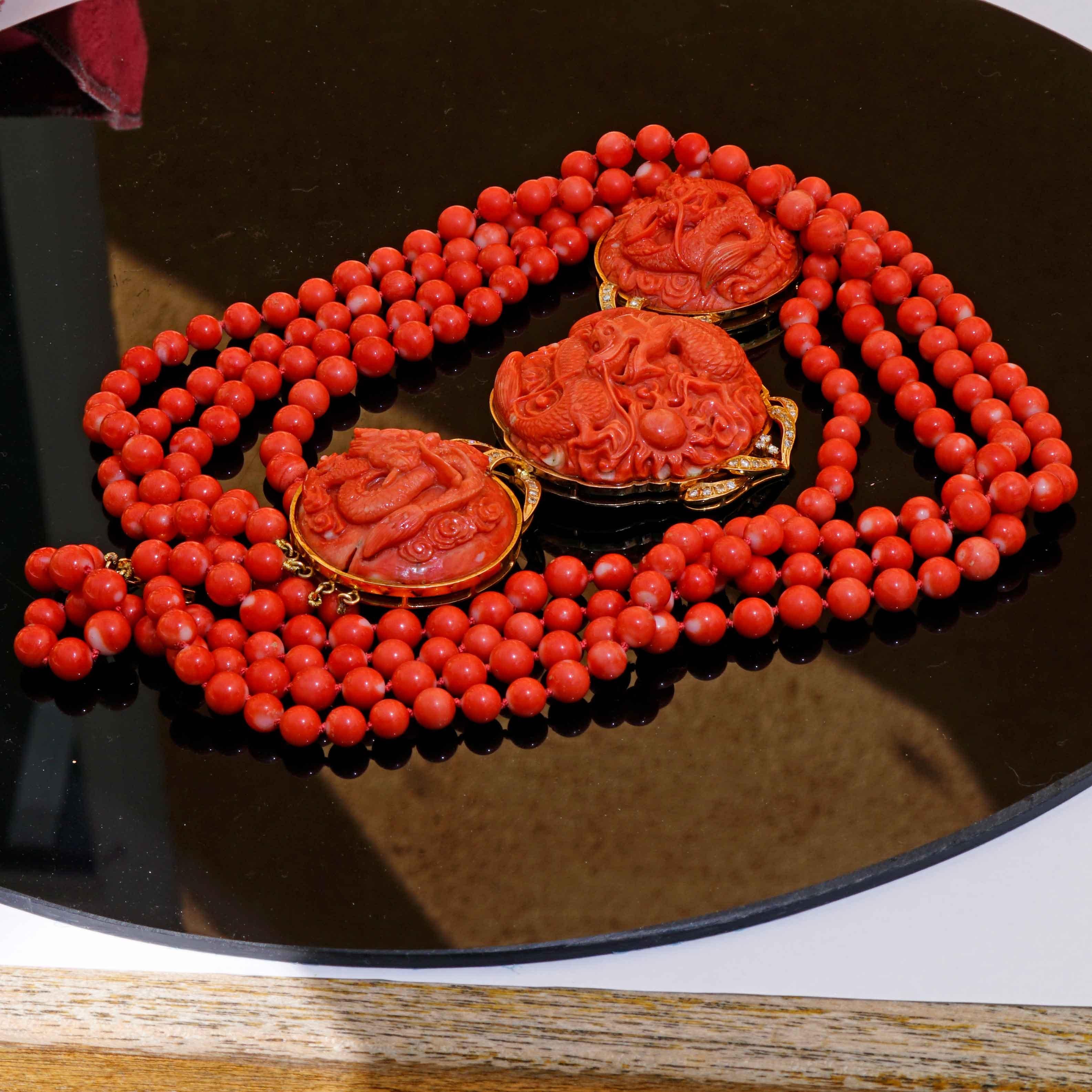 Moderno Collana di corallo Brilliante in oro giallo molto singolare con incisioni di draghi a più fili in vendita