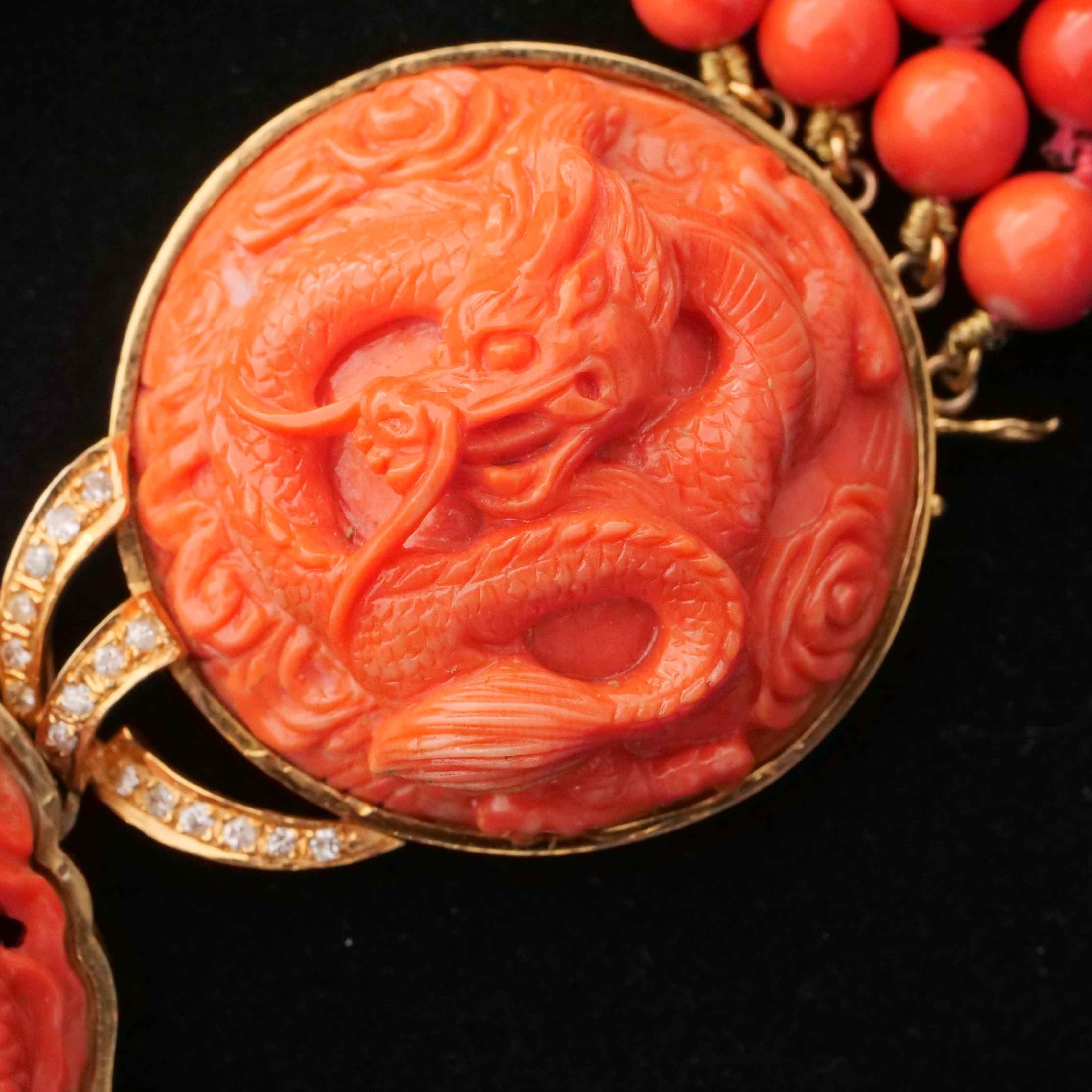 Collana di corallo Brilliante in oro giallo molto singolare con incisioni di draghi a più fili in vendita 2