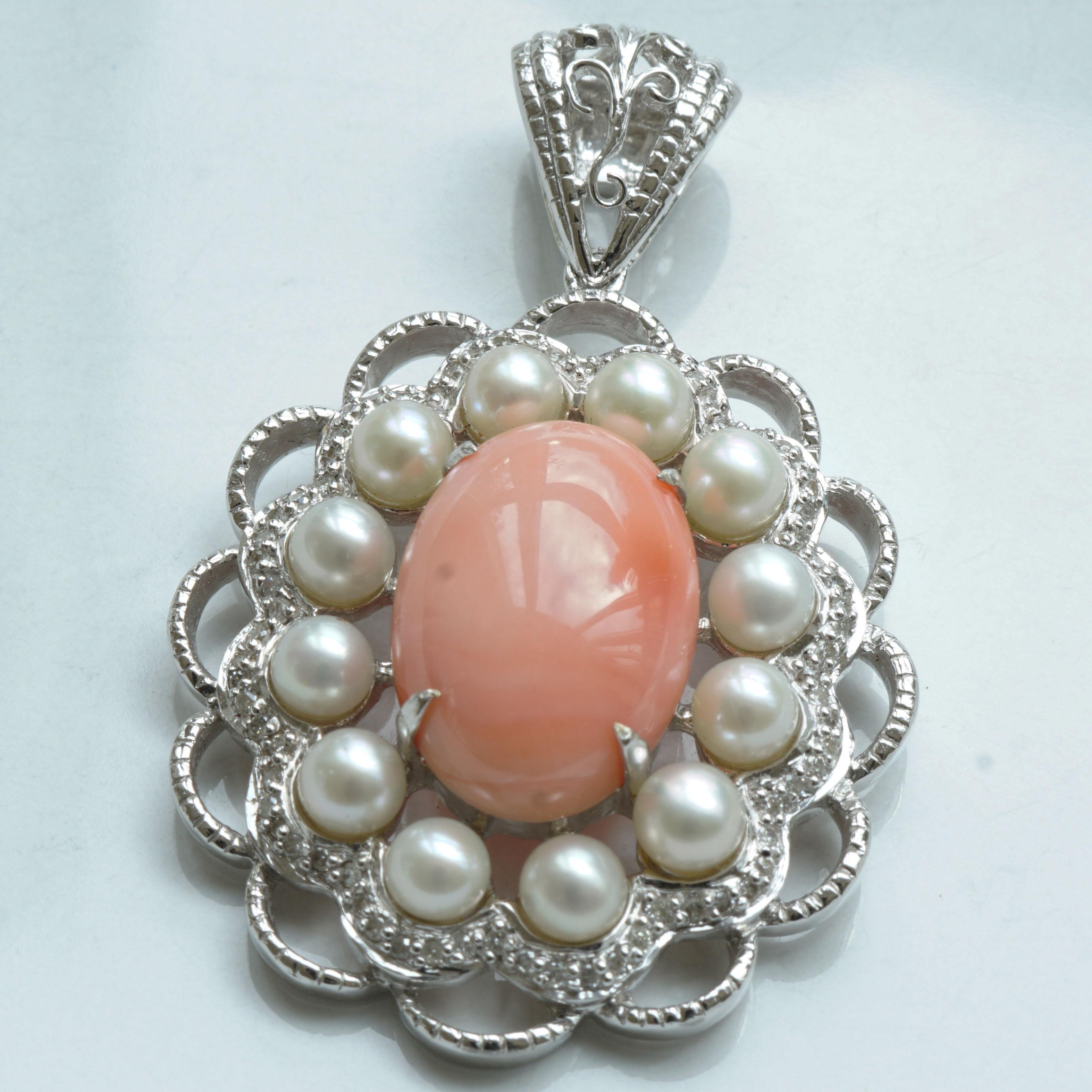 a pendant for Catherine the Great, ruler of antique Russia, so you might think, magnificently designed with a large pendant eyelet (8.5 x 4.5 mm inner diameter), a fine coral cabochon of approx. 17 x 12 mm, Midway coral light, fine quality, 12 white