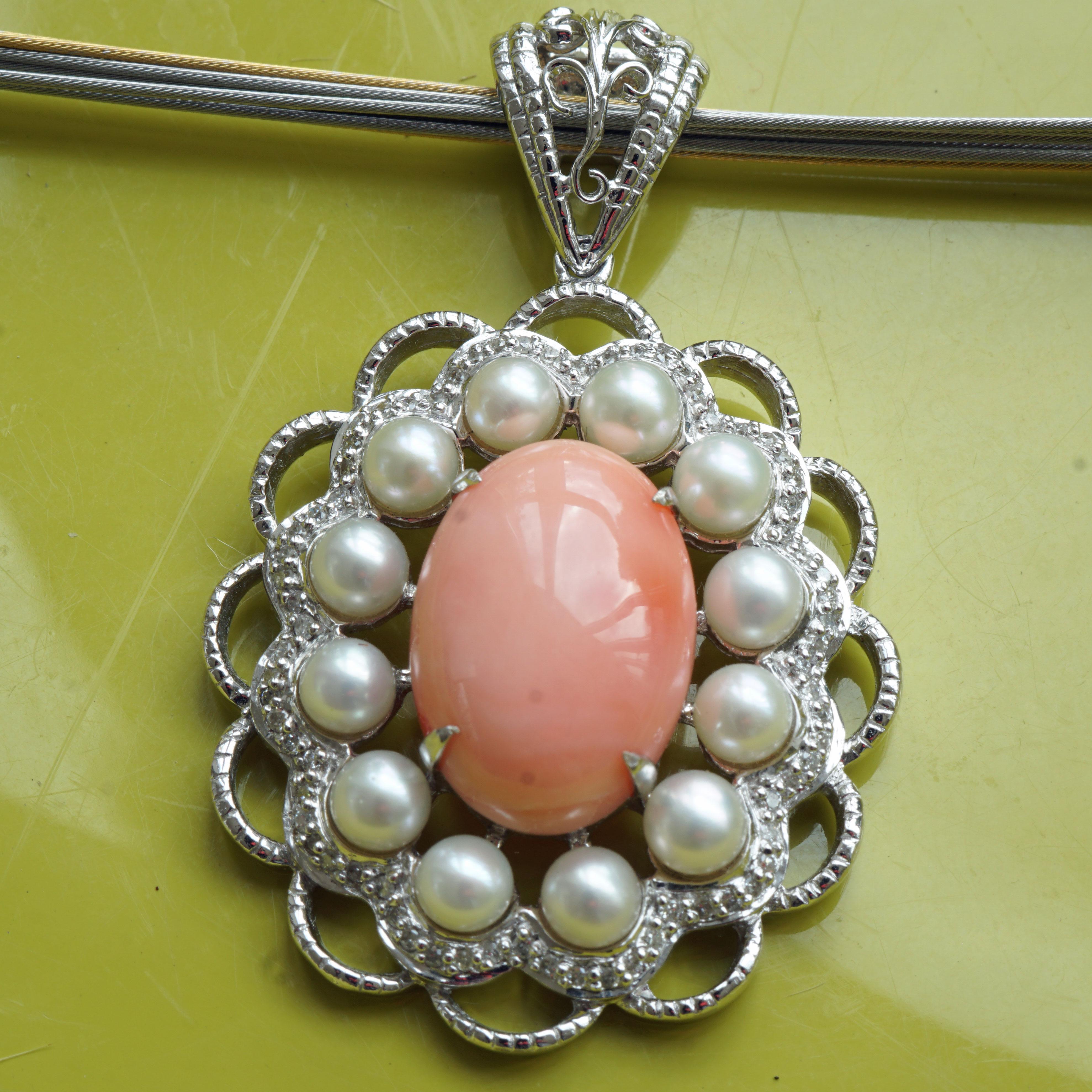 Coral Brilliant Pendant 15 grams in 18 kt Gold like for Catherine the Great In Good Condition For Sale In Viena, Viena