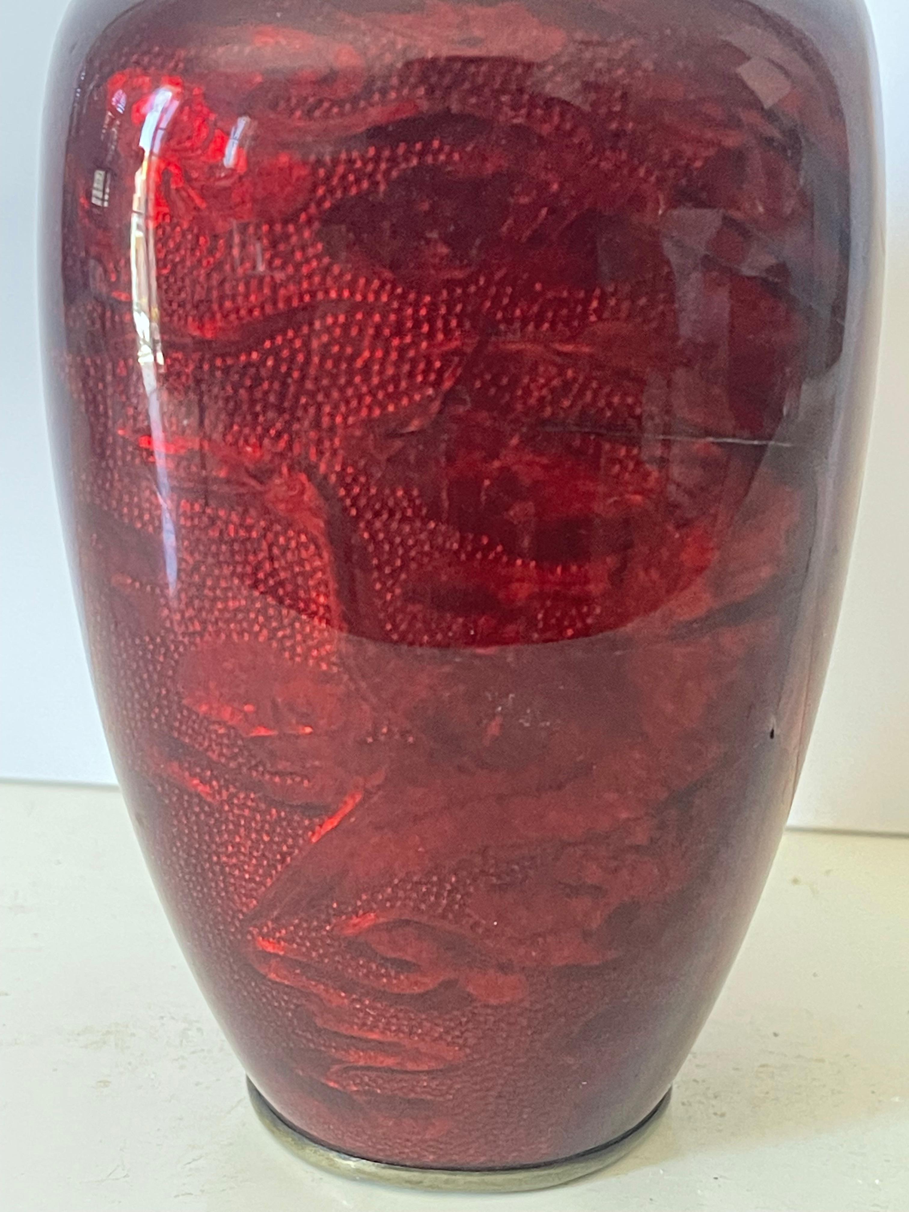Coral Branch with Shell in. Japanese Red Enamel Vase Bon état - En vente à Boca Raton, FL