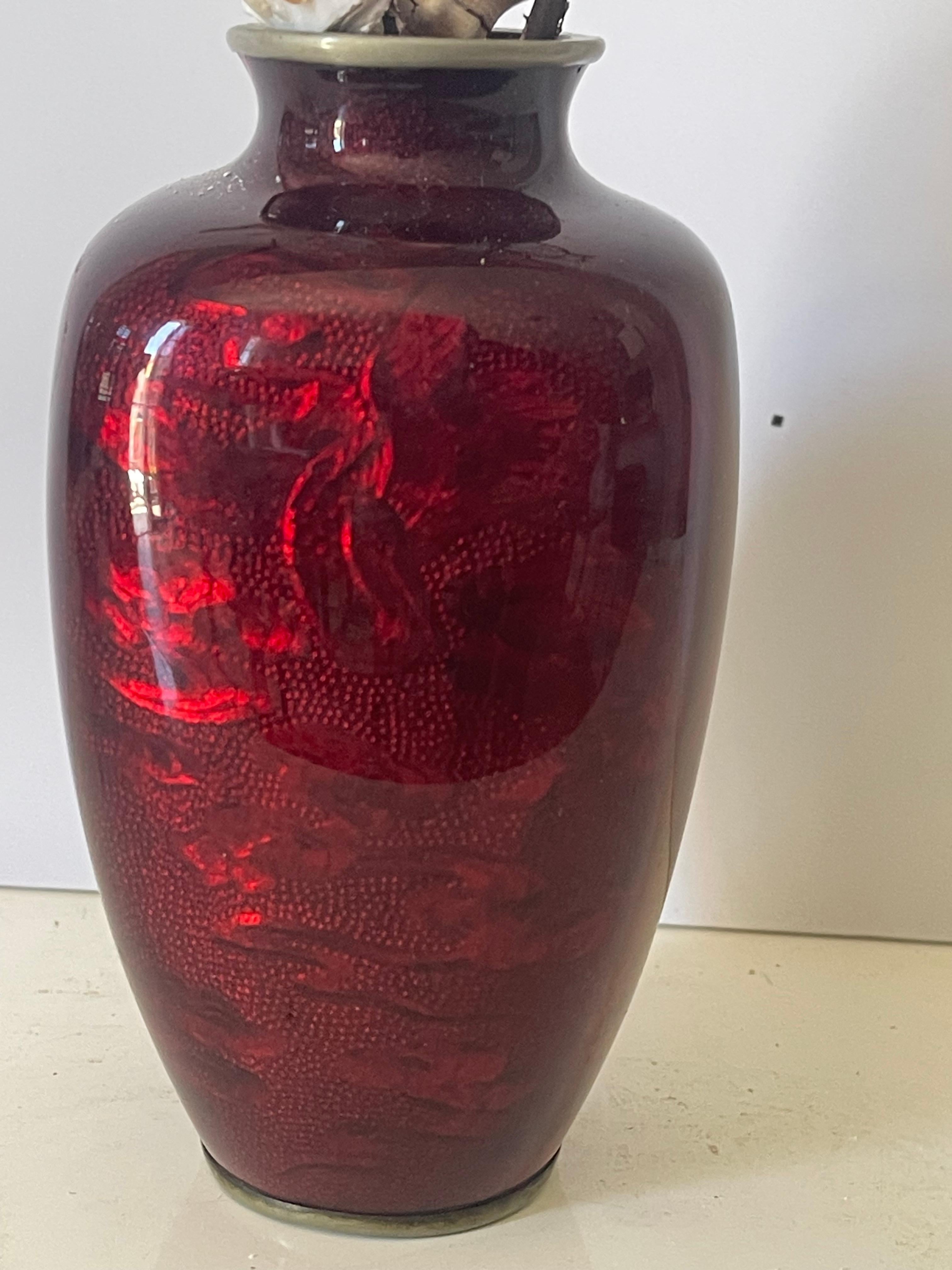 Corail Coral Branch with Shell in. Japanese Red Enamel Vase en vente