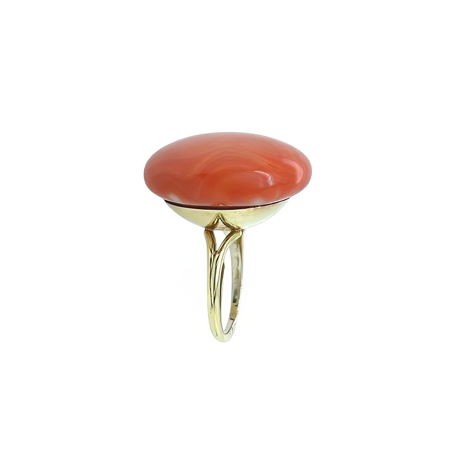 Anello in oro con bottone di corallo In condizioni buone in vendita a New York, NY
