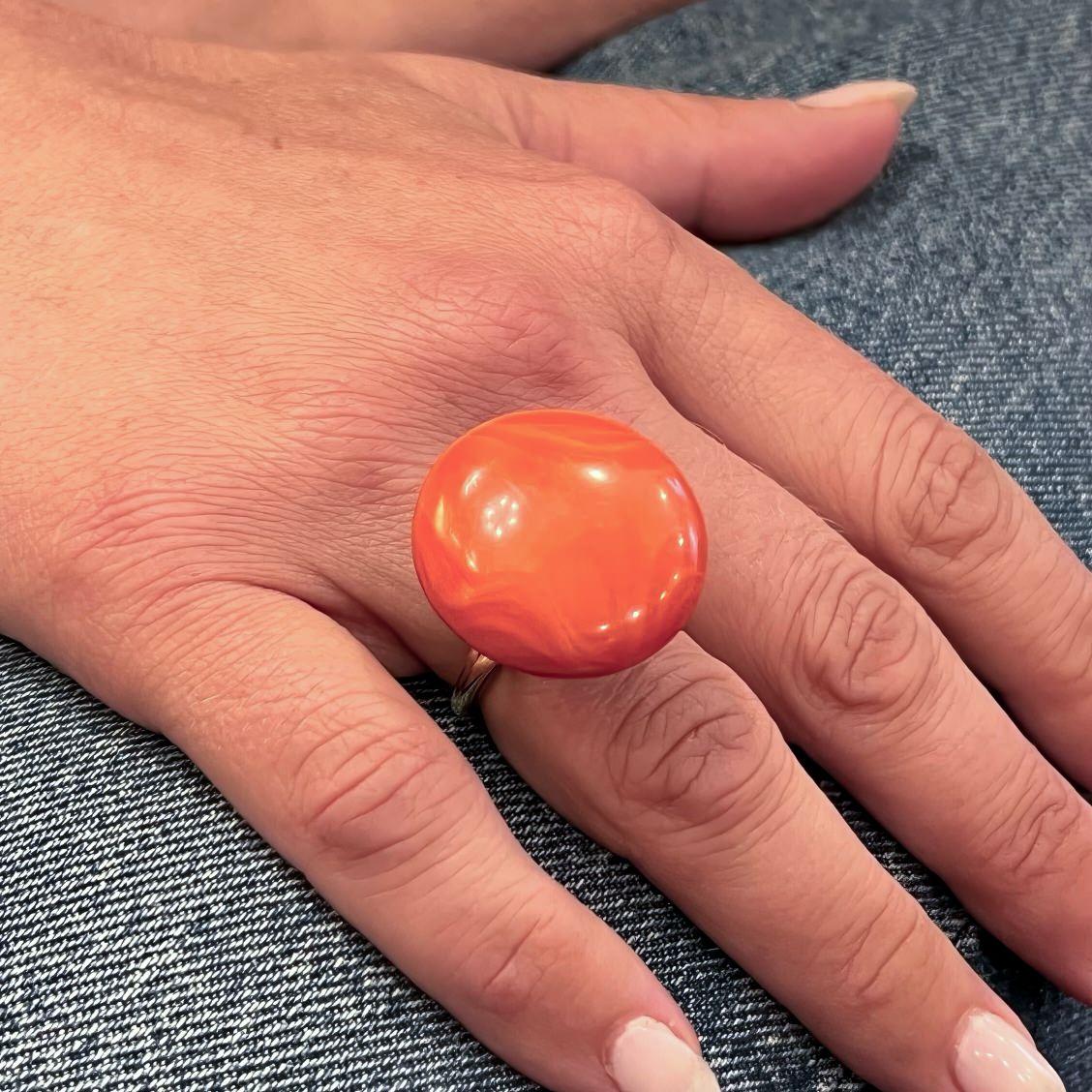 Donna Anello in oro con bottone di corallo in vendita
