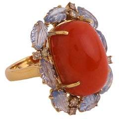 Bague cocktail en or avec corail cabochon, saphir et feuilles sculptées et diamants