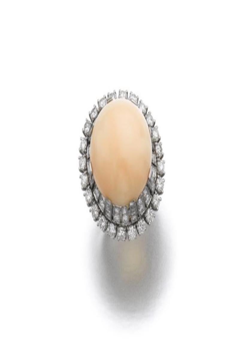 Taglio rotondo Anello con corallo cabochon e diamante in vendita