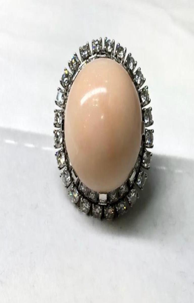 Anello con corallo cabochon e diamante In condizioni ottime in vendita a New York, US